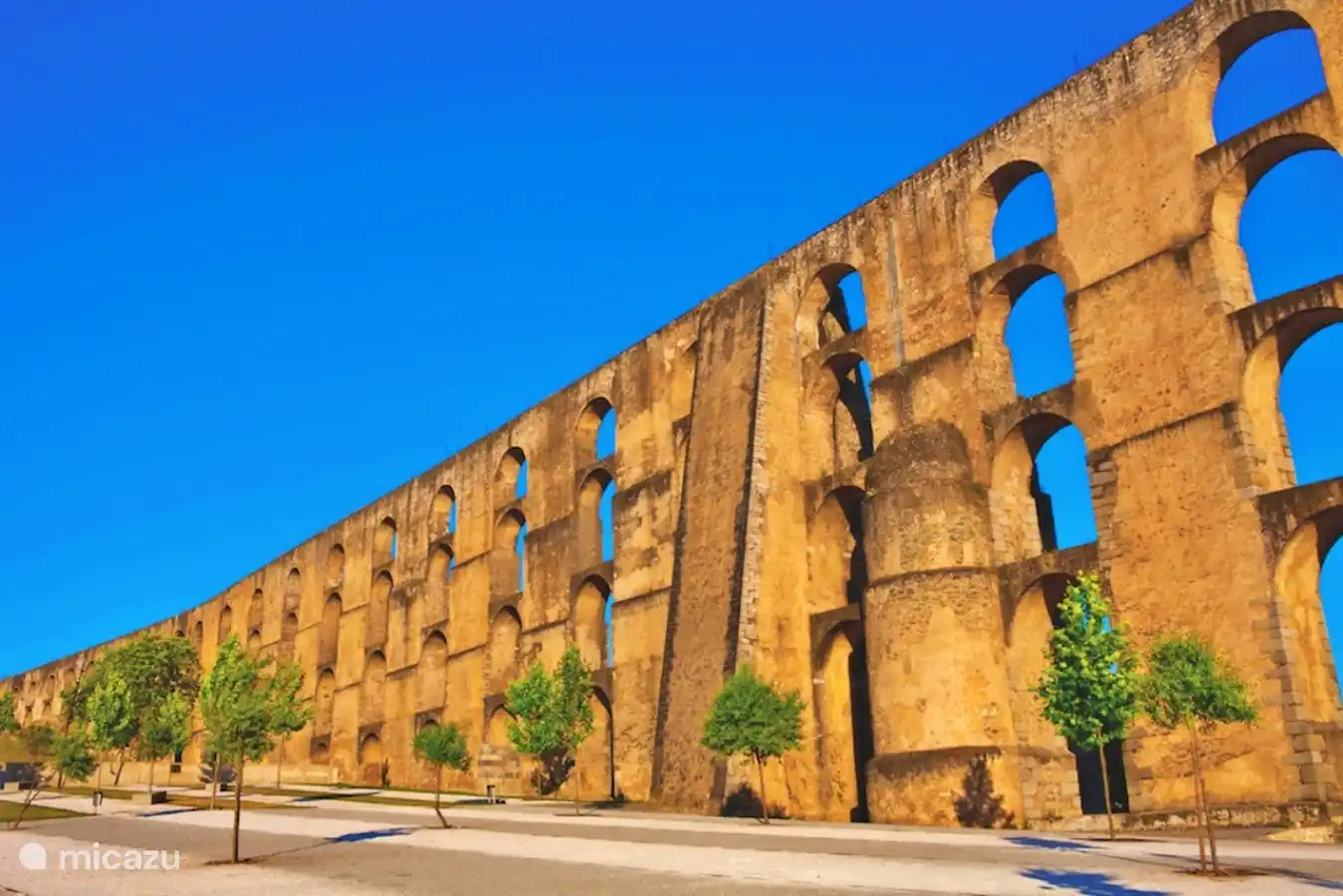 Die Römer waren hier aktiv. In der Nähe können Sie dieses Denkmal besuchen. 