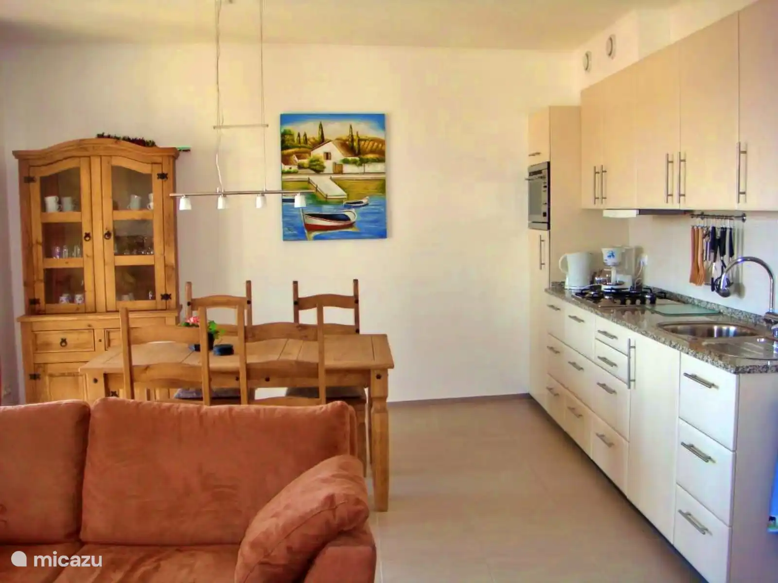 Der Esstisch mit offener Küche