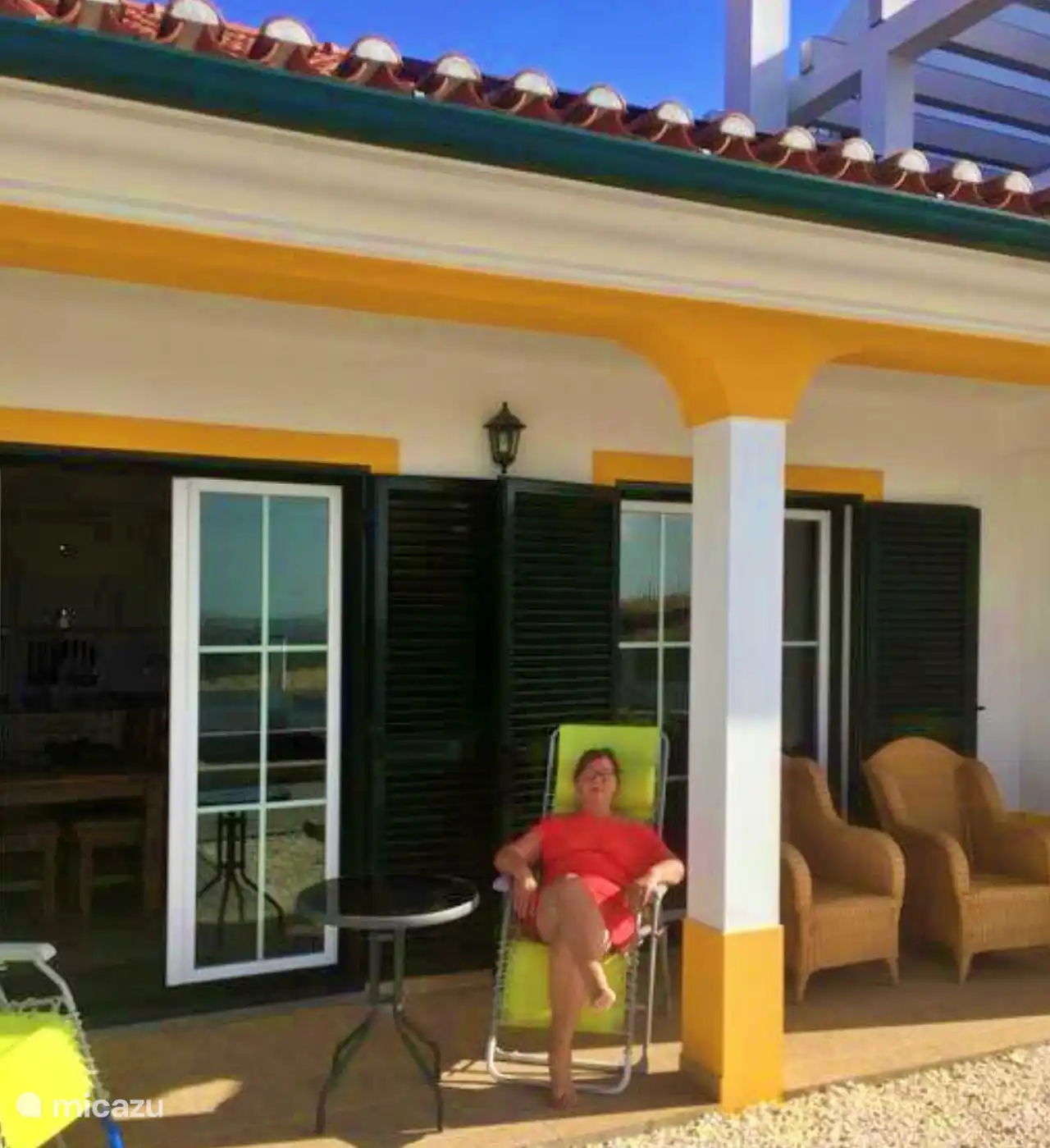 Schön auf der Terrasse. Es gibt jetzt auch eine breitere Veranda mit einem Dach. Neue Fotos folgen in Kürze. Das war aber nötig wegen der Sonne im Sommer, die das Haus kühlt. 