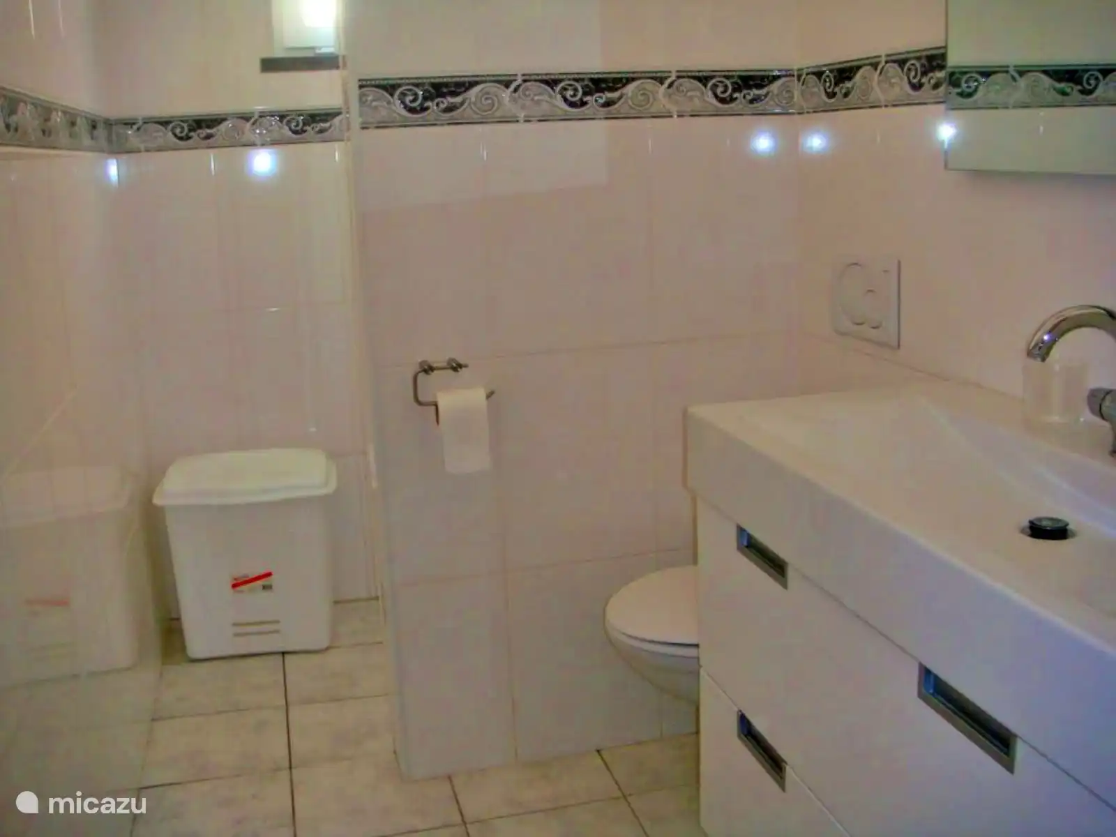 Dusche und Waschbecken