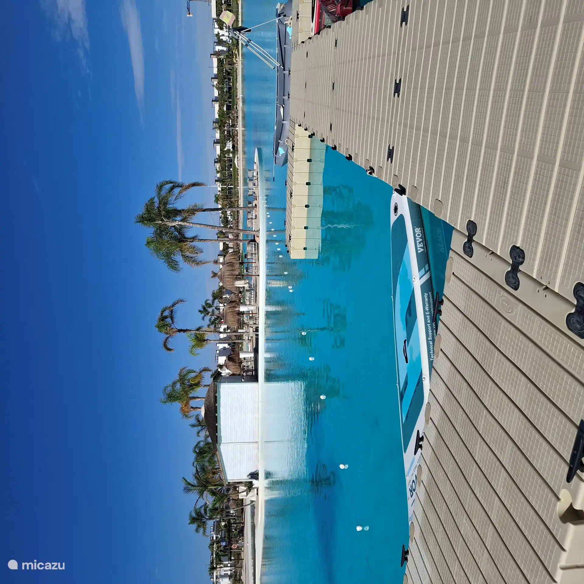 Actividades deportivas acuáticas como SUP, kayak,... en el lago.