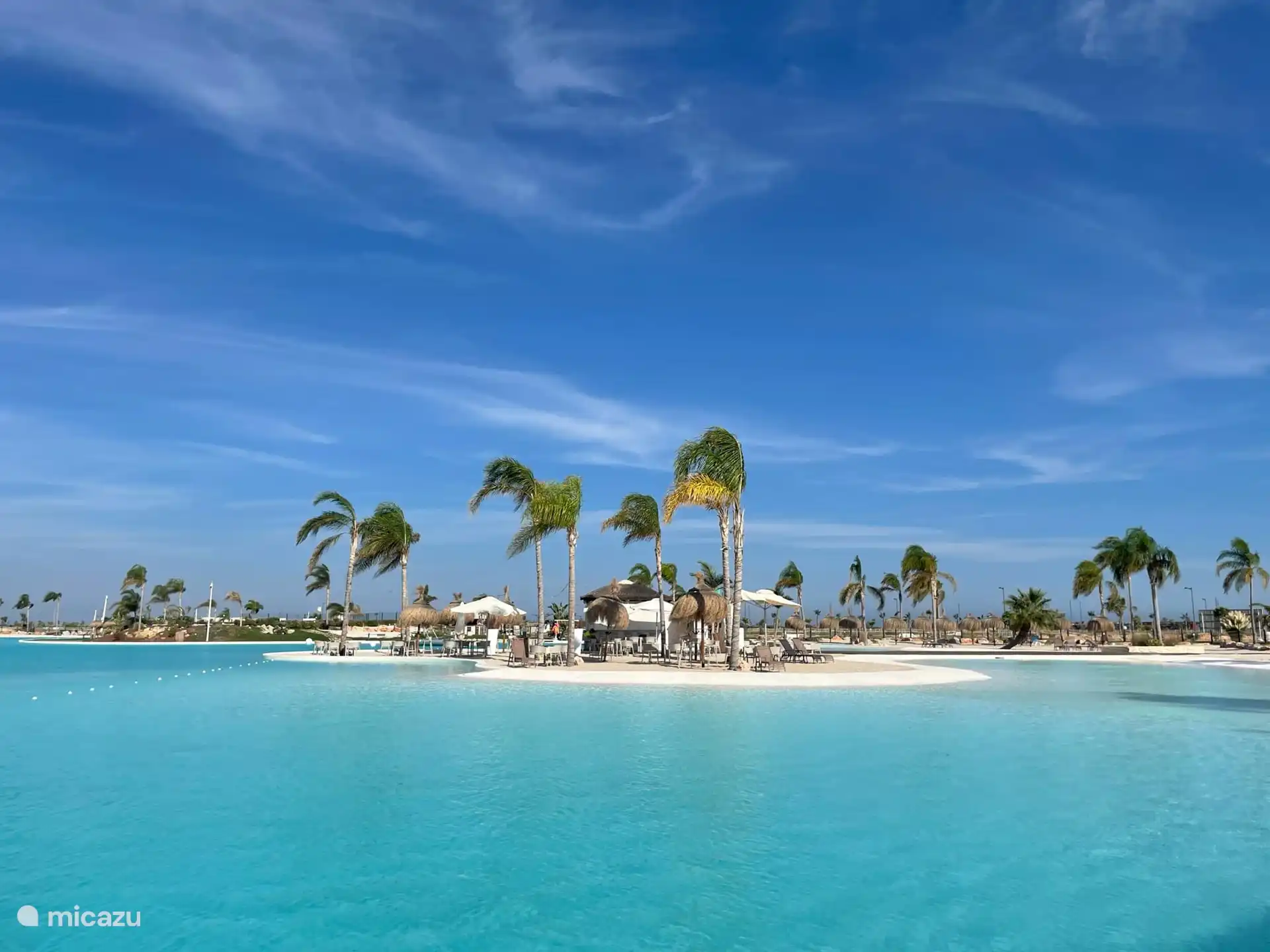 Coctelería en una isla del lago de Santa Rosalía