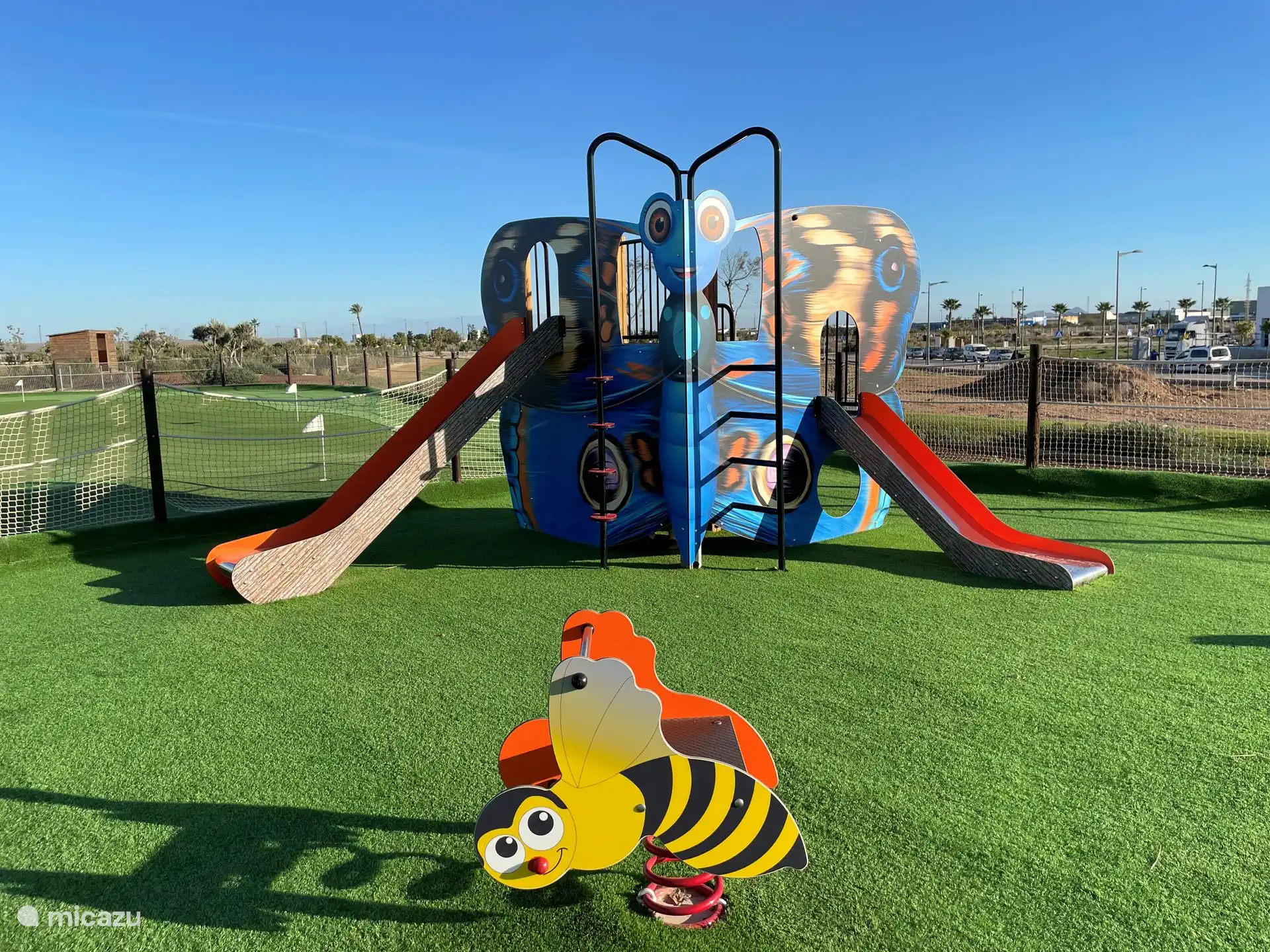 Uno de los varios parques infantiles de la finca, ideal para unas vacaciones con niños.