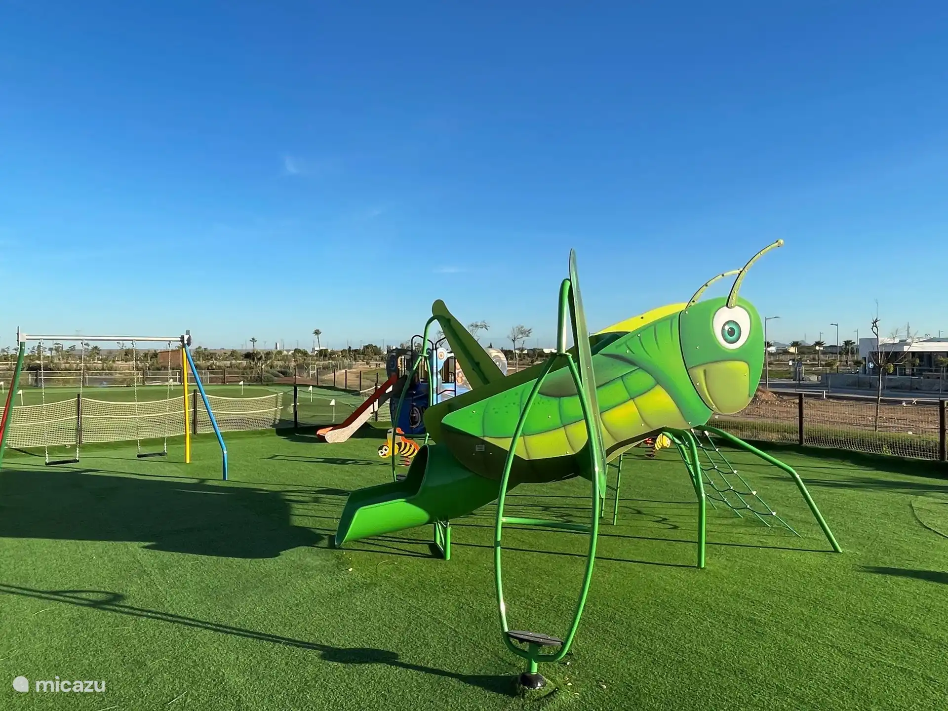 Uno de los varios parques infantiles de la finca, ideal para unas vacaciones con niños.