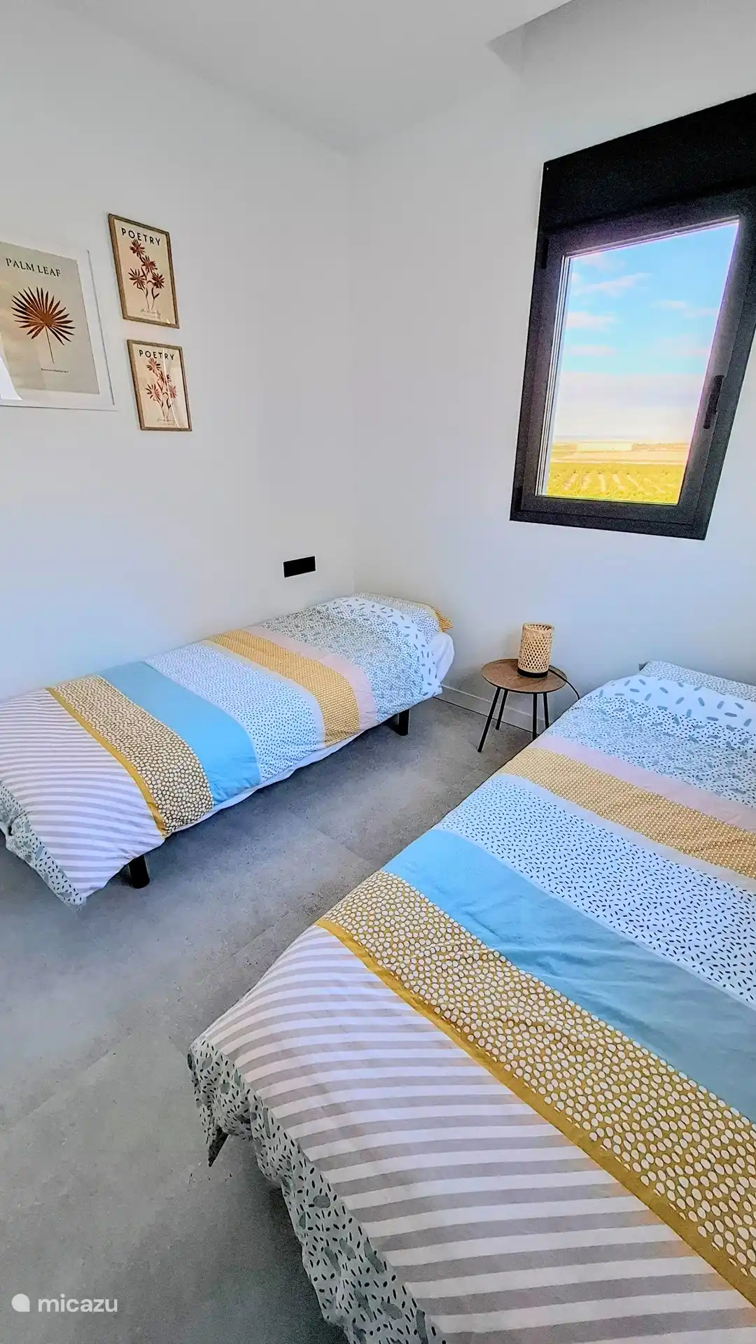 Segundo dormitorio con 2 camas individuales y una hermosa vista a la naturaleza.