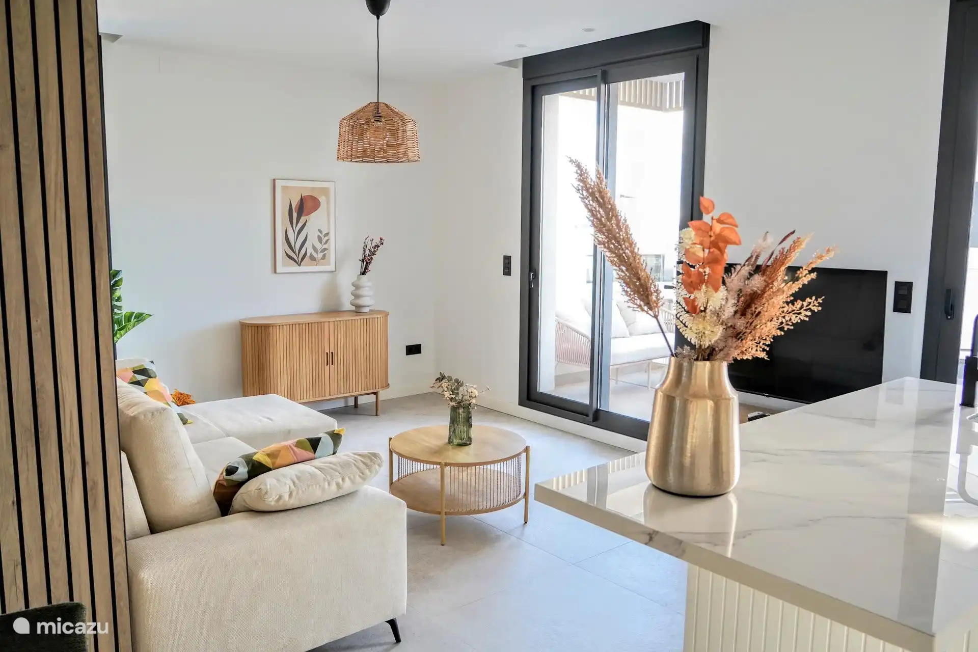 Amplia sala de estar con TV de pantalla plana de 55 pulgadas con Google Chromecast y Apple Airplay.