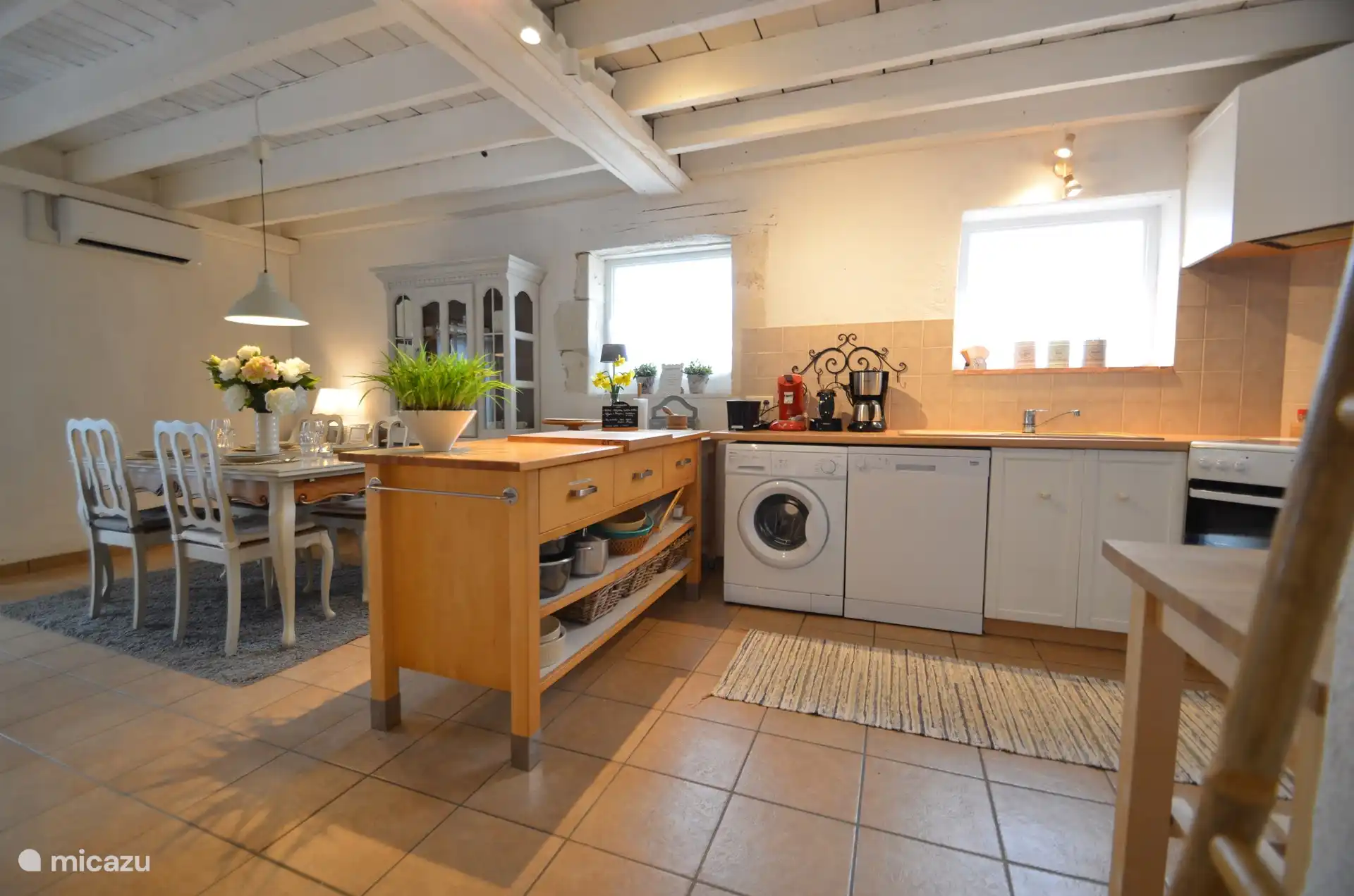 Waschmaschine, Geschirrspüler, Herd, Backofen, Mikrowelle, Kaffeemaschine, Senseo, Wasserkocher. Alles ist vorhanden.