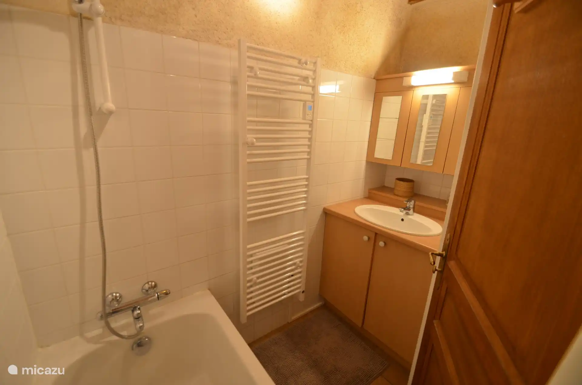 Das Badezimmer im Erdgeschoss mit Badewanne/Dusche und Waschbecken. Die Toilette ist ein separater Raum daneben?