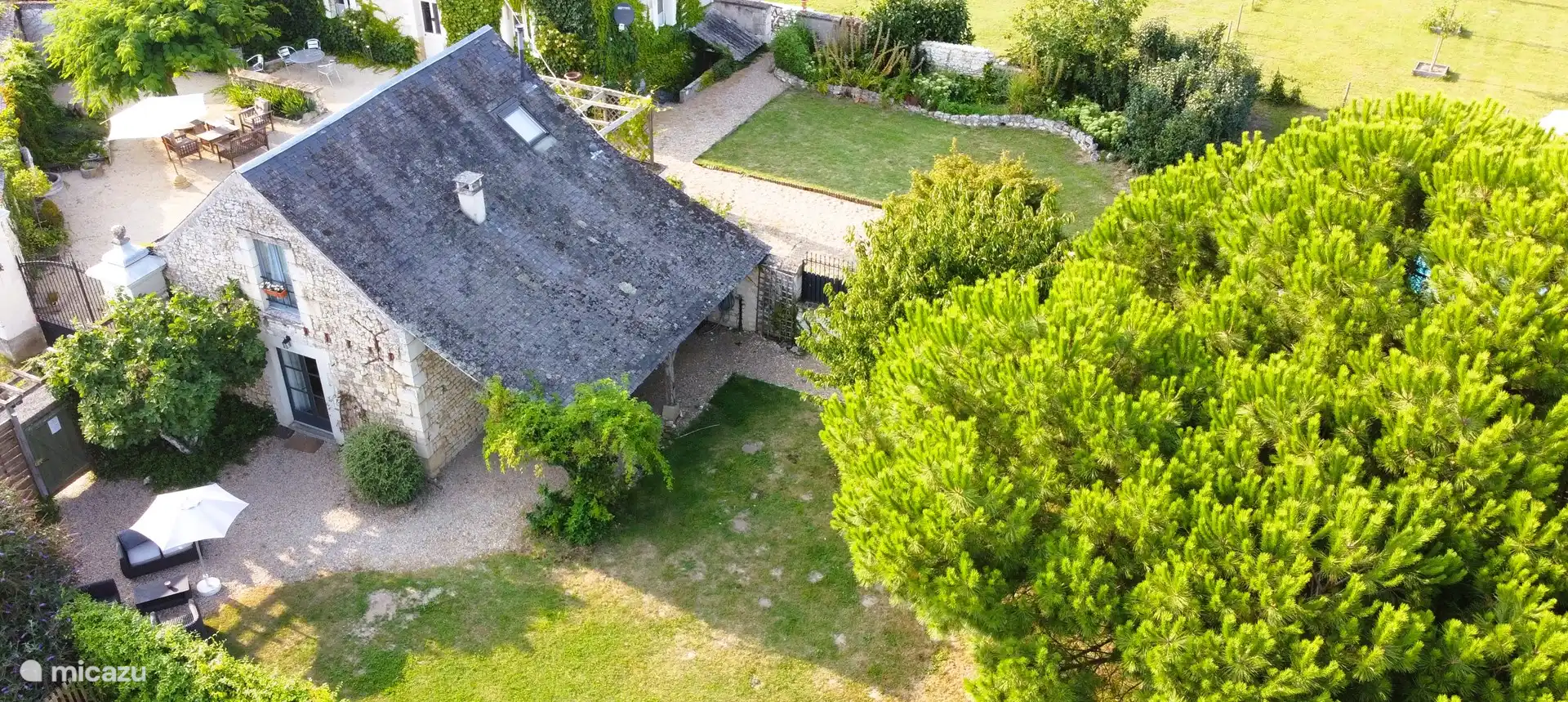 Blick auf die Terrasse. Der große Baum im Garten spendet Schatten an heißen Tagen!