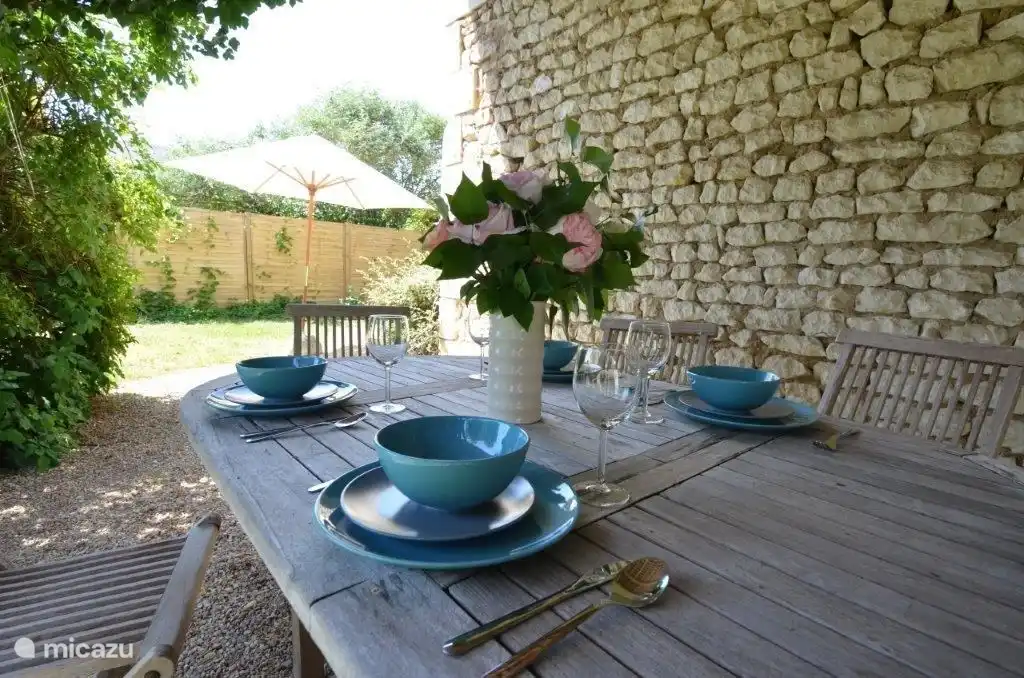 Es ist alles da, um es gemütlich zu machen. Auch Beleuchtung unter der Terrasse.