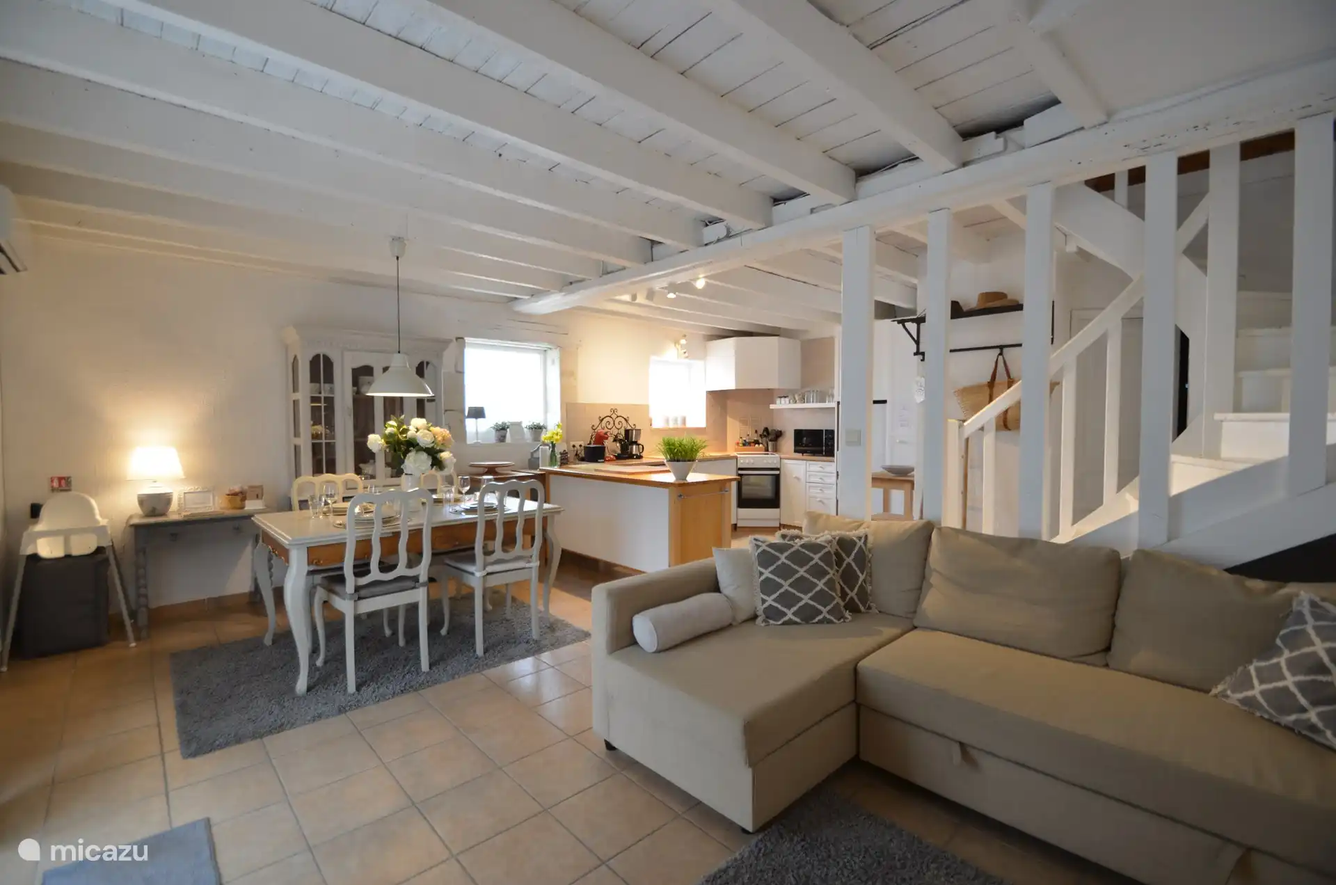 Wohnzimmer, Esszimmer und offene Küche. 
Es gibt Klimaanlage und Heizung im gesamten Haus.