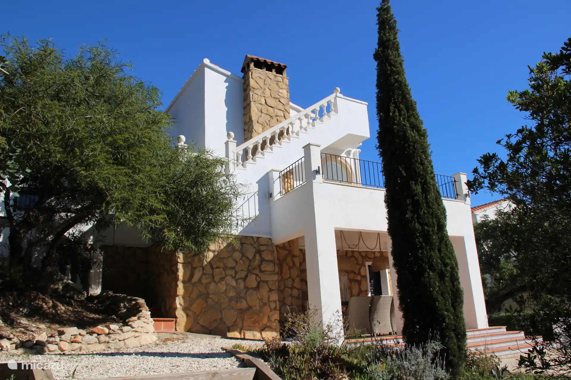 El jardín es muy amplio y cuenta con varias zonas de descanso, por lo que siempre se puede buscar la sombra.