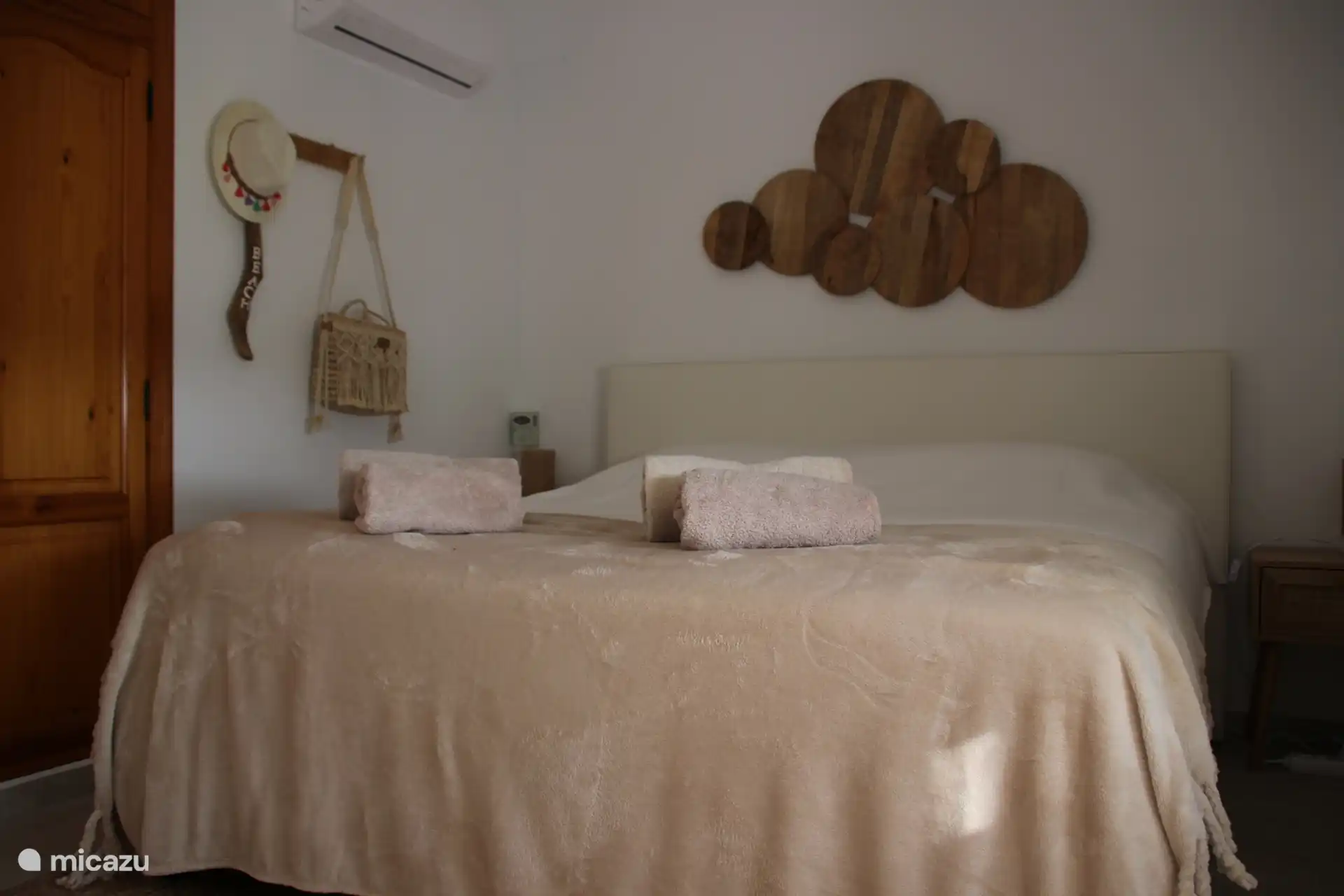 Dormitorio 1 con una cama de 180cm de ancho