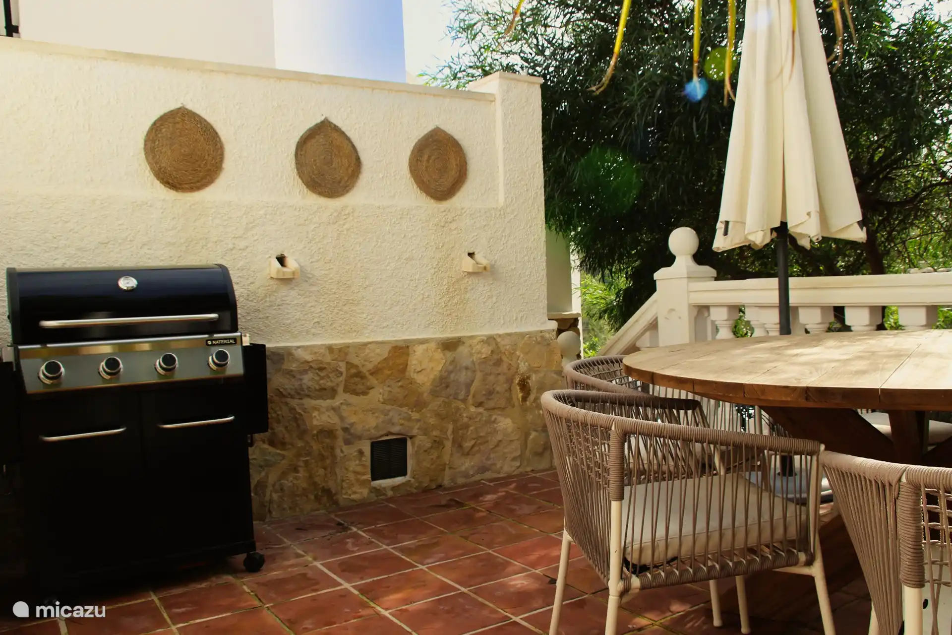 Desde la cocina se accede a la terraza lateral donde se puede disfrutar de un desayuno, almuerzo y cena protegidos. Especialmente en los calurosos veranos, esto no es un lujo innecesario.