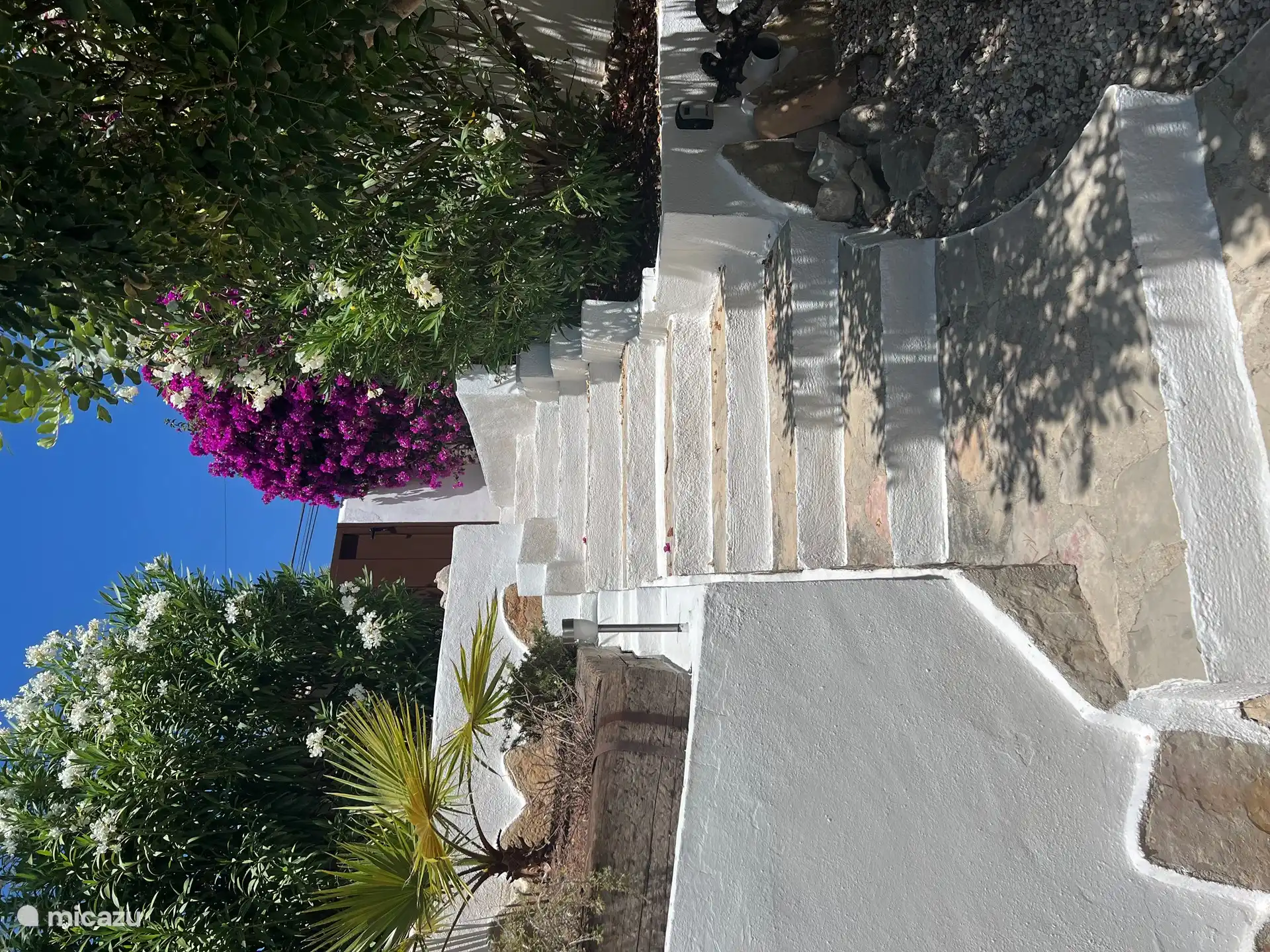 La hermosa entrada es una bonita entrada, pero también se puede entrar por la puerta grande, para que no tengas que subir escaleras. También hay espacio para aparcar 2 coches detrás de la puerta.