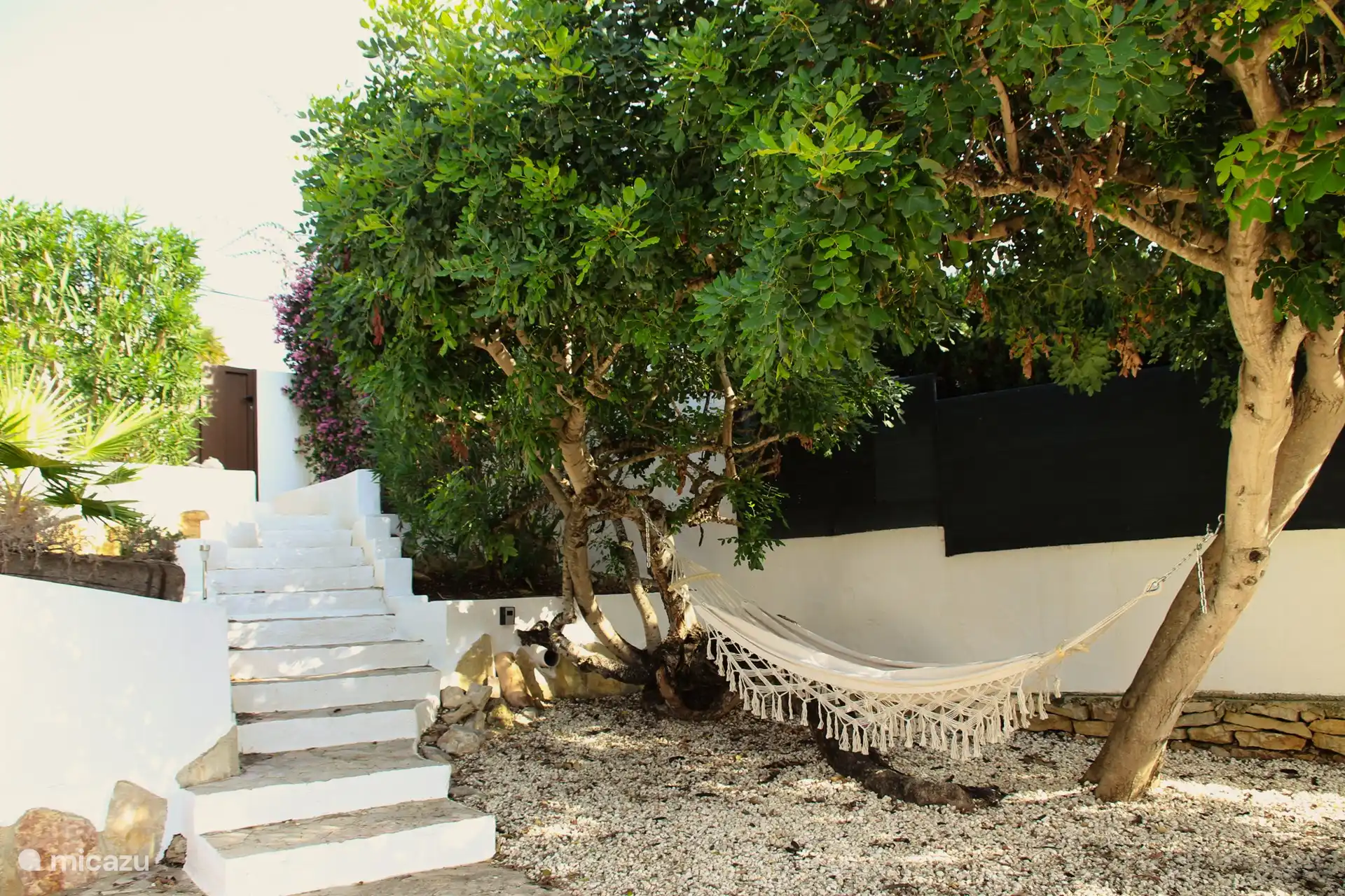 También es maravilloso relajarse en el jardín delantero en la hamaca