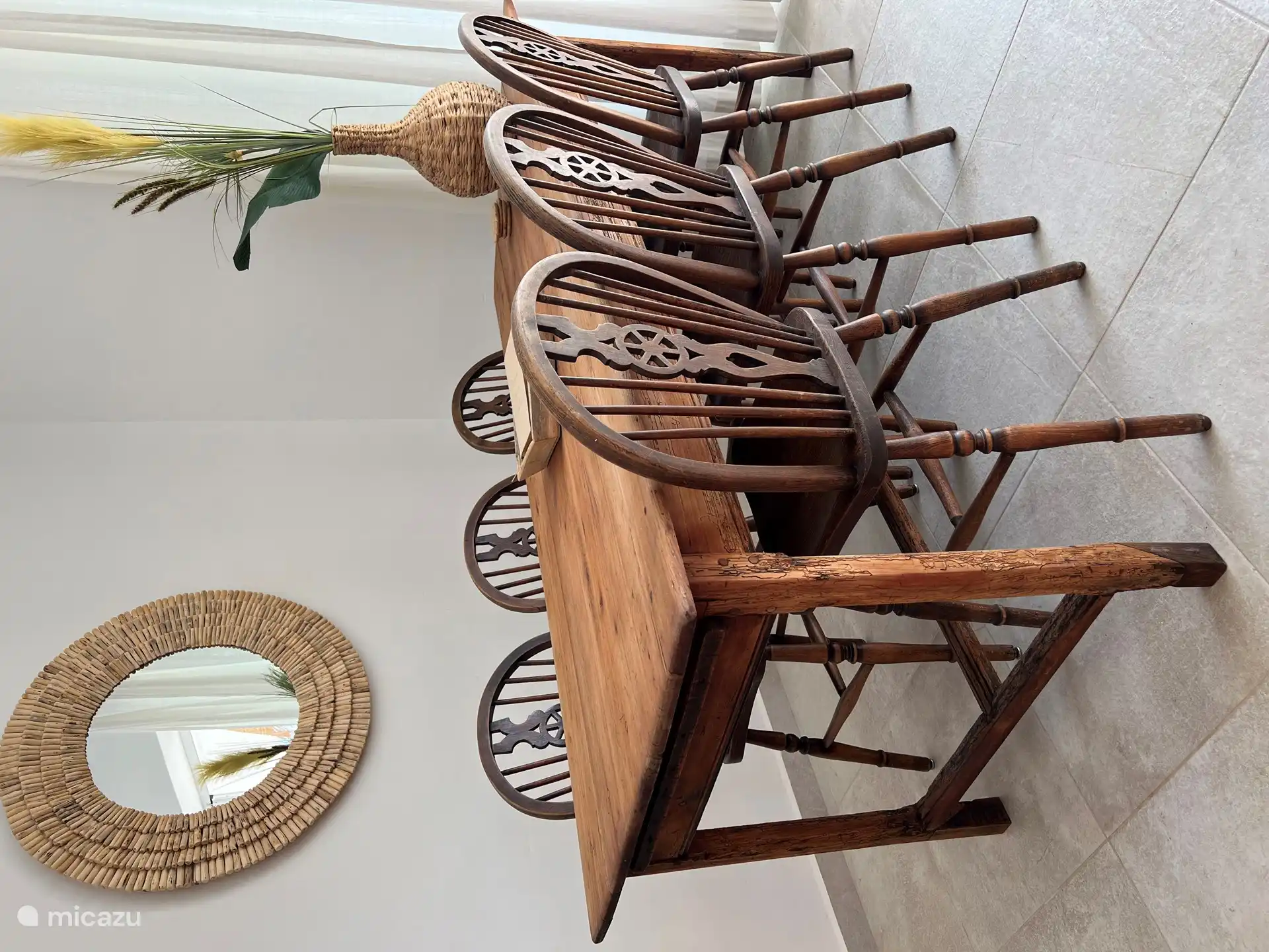 Desde la cocina se accede a la acogedora sala de estar con una gran mesa de comedor y una sala de estar con chimenea.