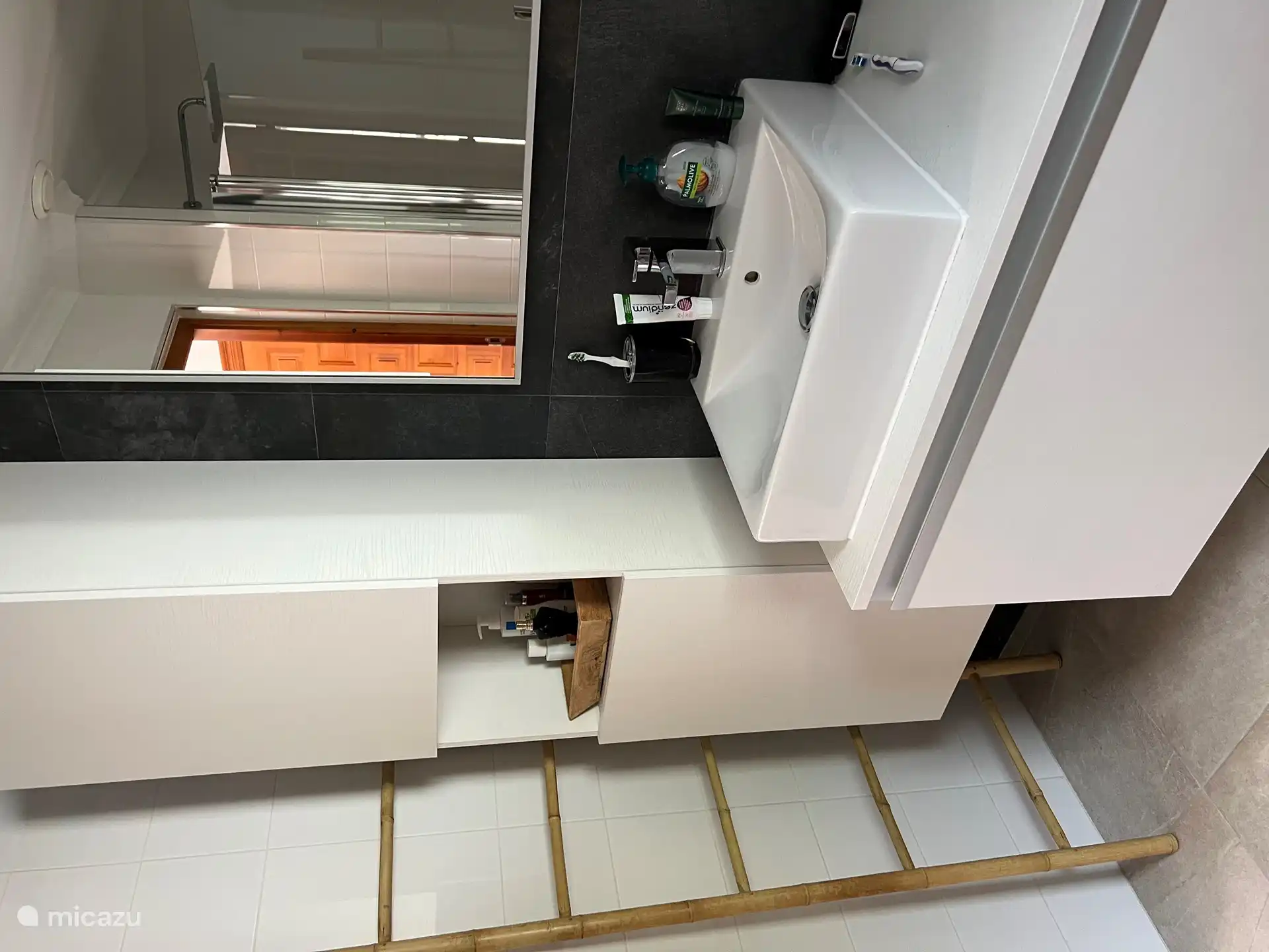 El amplio y moderno cuarto de baño con ducha ofrece mucho espacio.