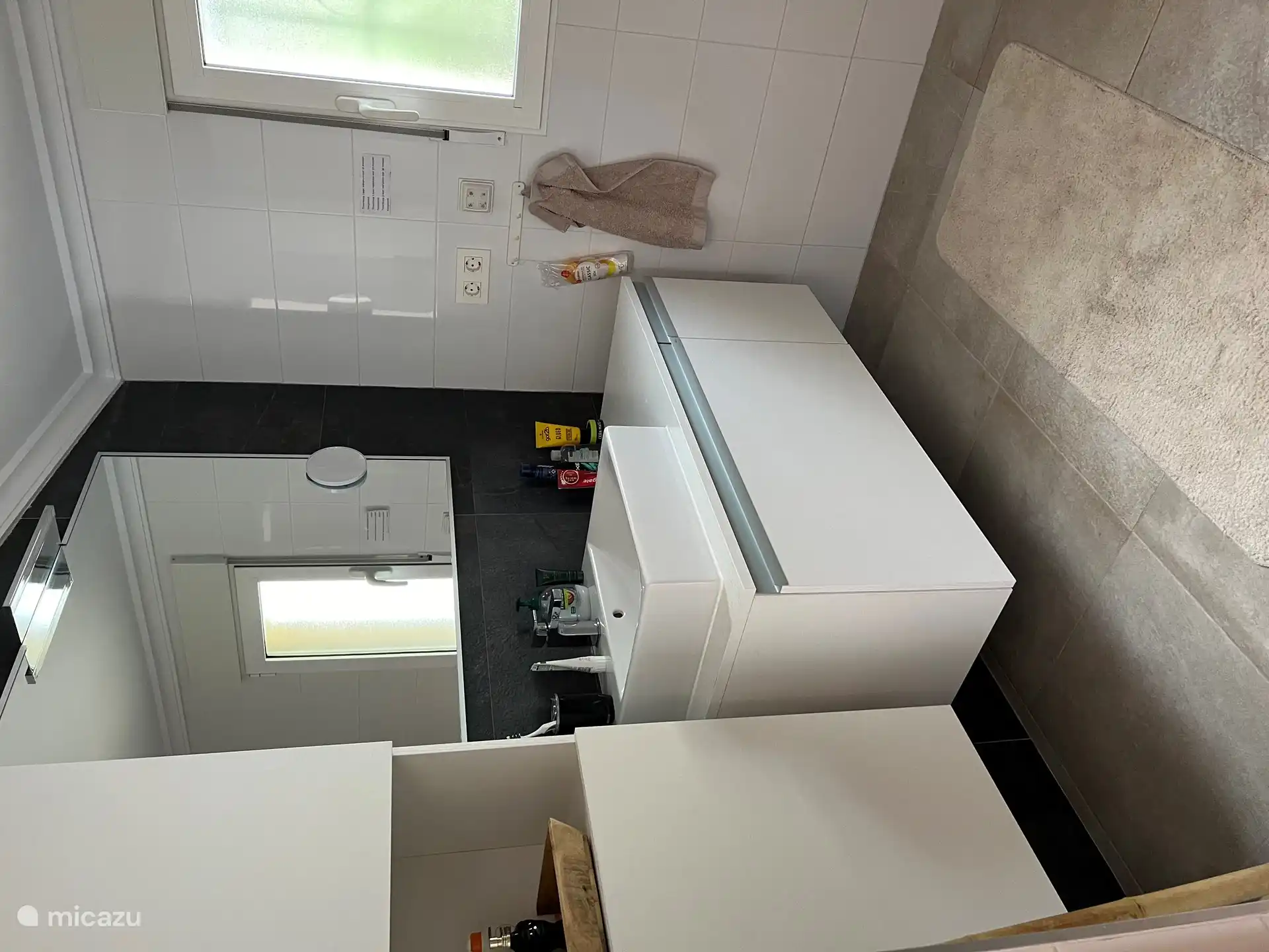 El baño dispone de secador de pelo y varios enchufes