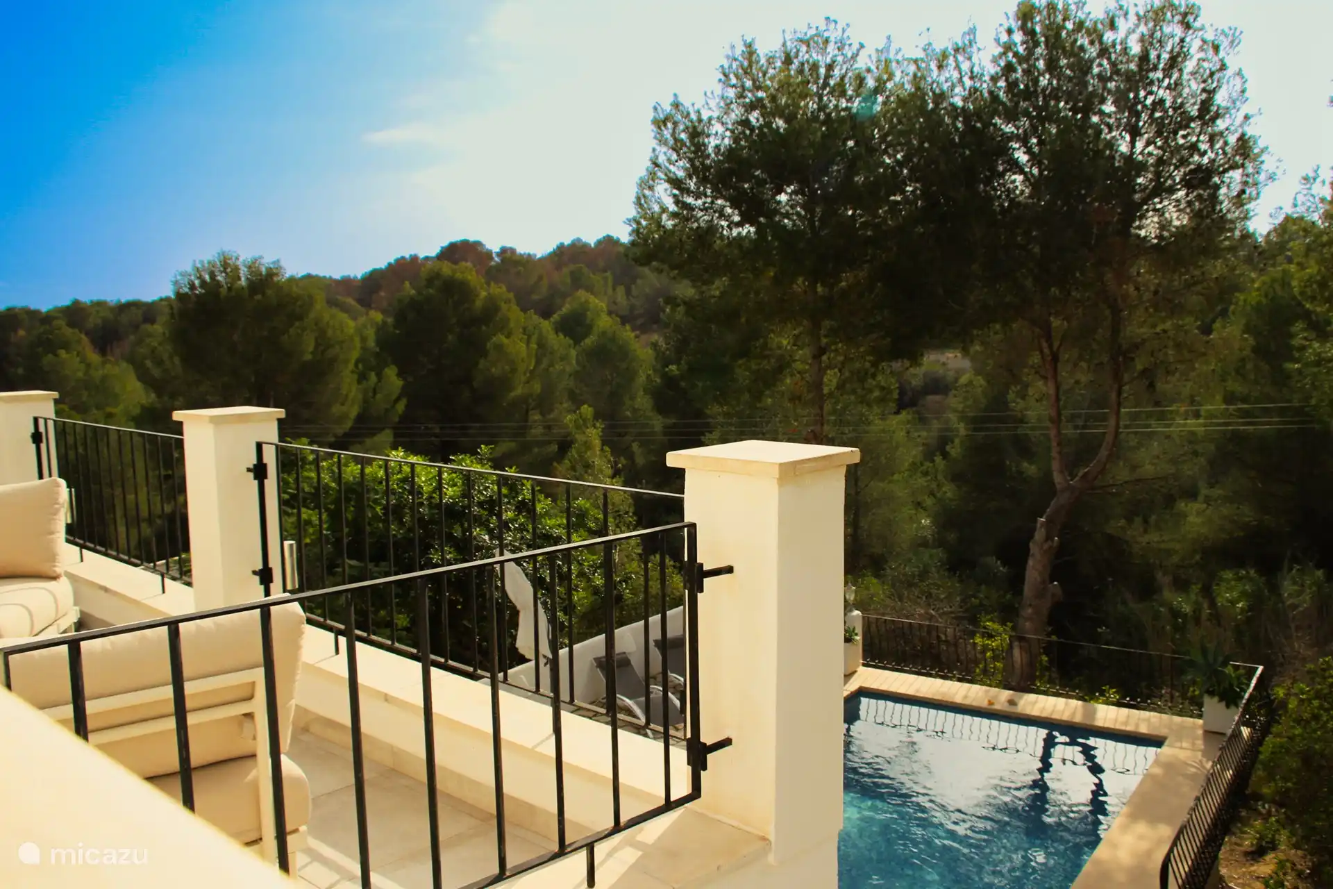 Desde la terraza en la parte trasera de la casa se tiene una hermosa vista sobre las montañas y el mar.