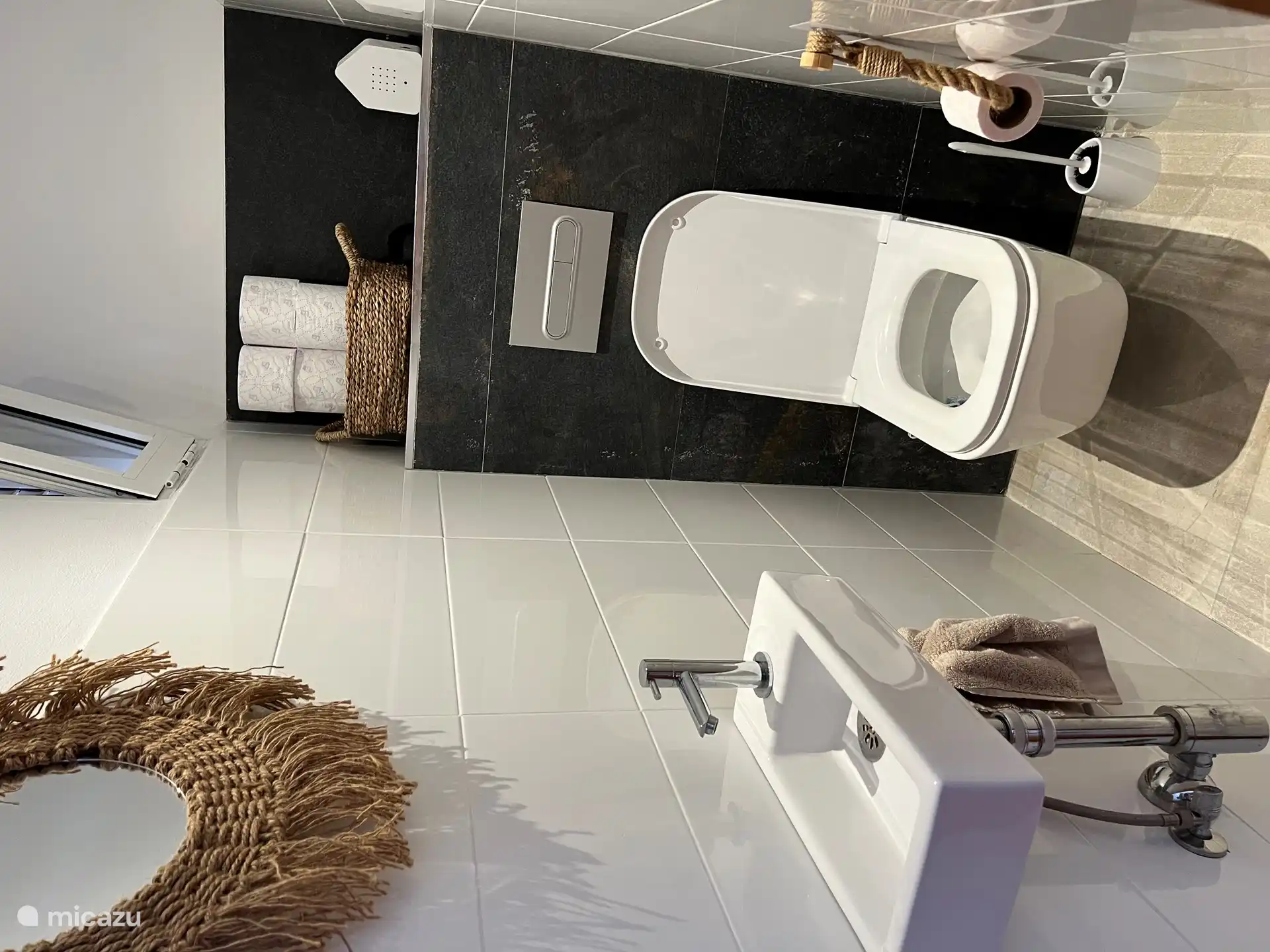 Hay un aseo separado adicional en el pasillo