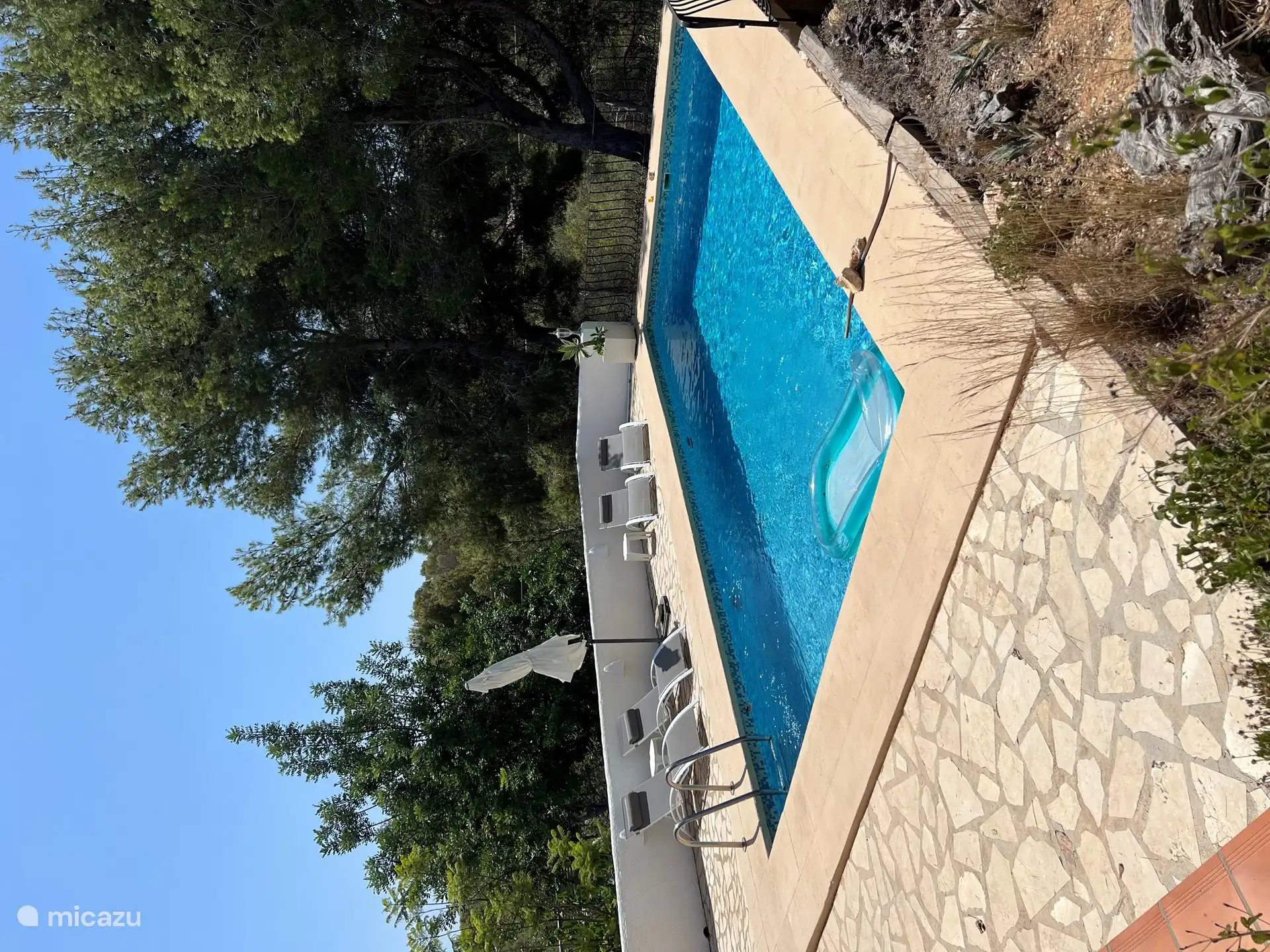 La piscina de 8x4 metros es muy privada y tiene espacio para varias tumbonas