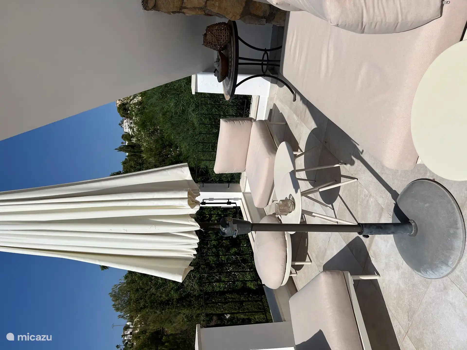 La terraza del fondo tiene vistas al mar y a la montaña