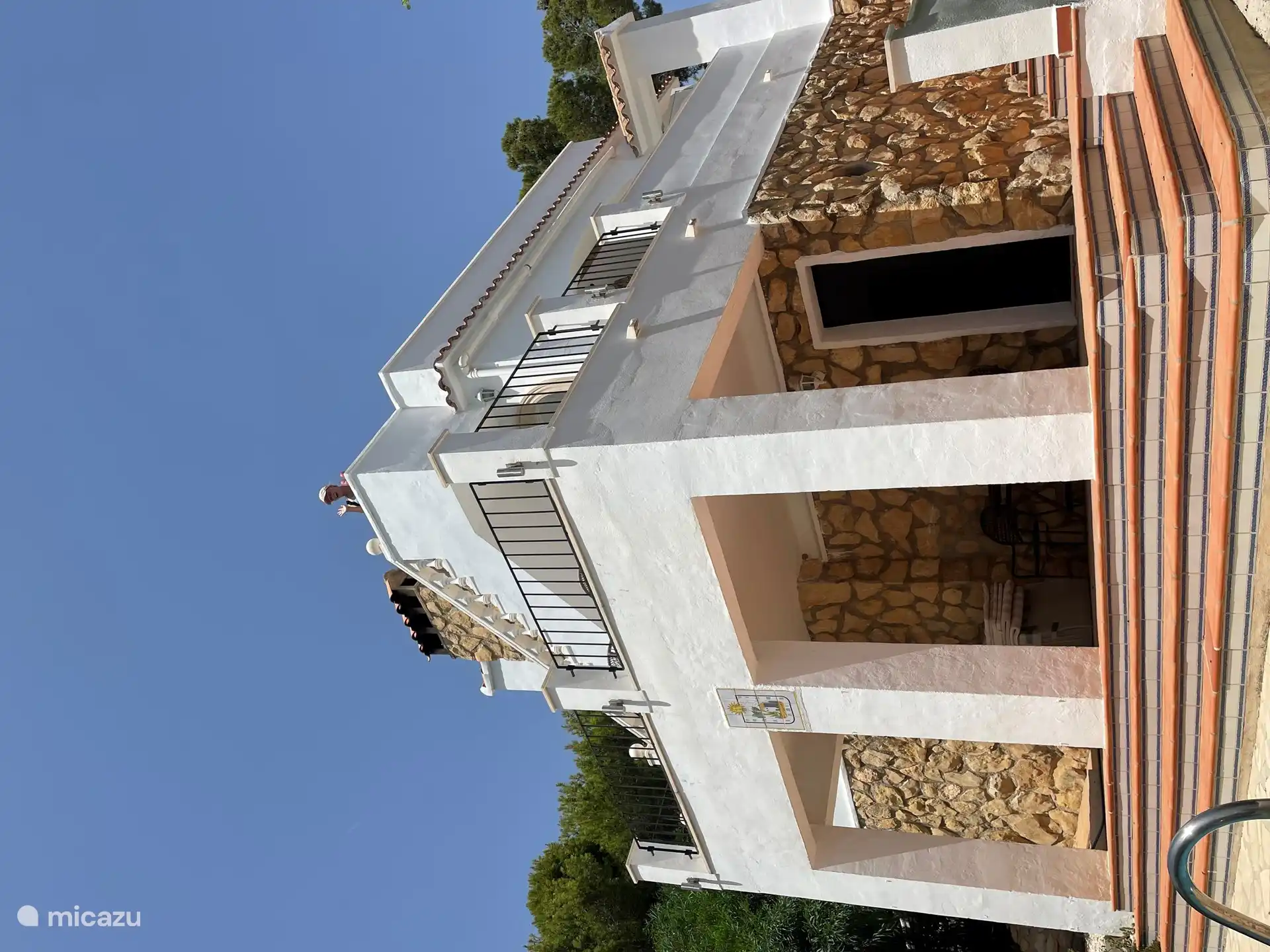 La casa tiene dos plantas, de las cuales solo se utiliza la planta superior. En el futuro, también incluiremos la planta inferior, que ahora solo se utiliza para almacenamiento.