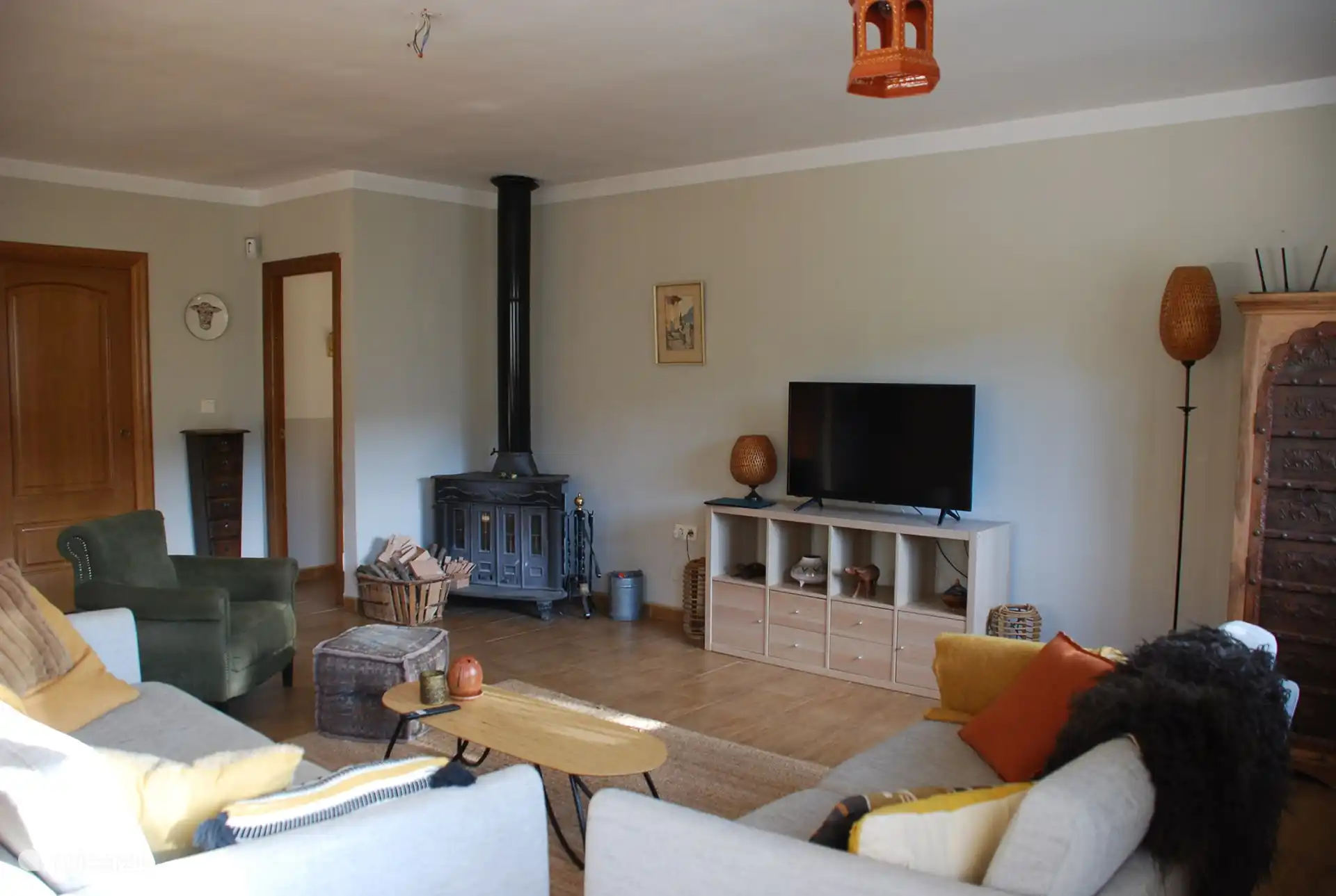 salon avec poêle à bois