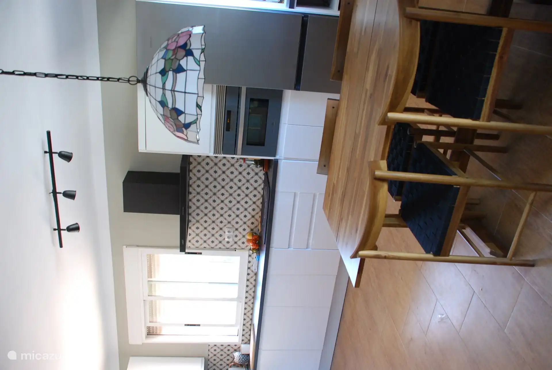 Table à manger 4 personnes, plusieurs chaises à disposition.