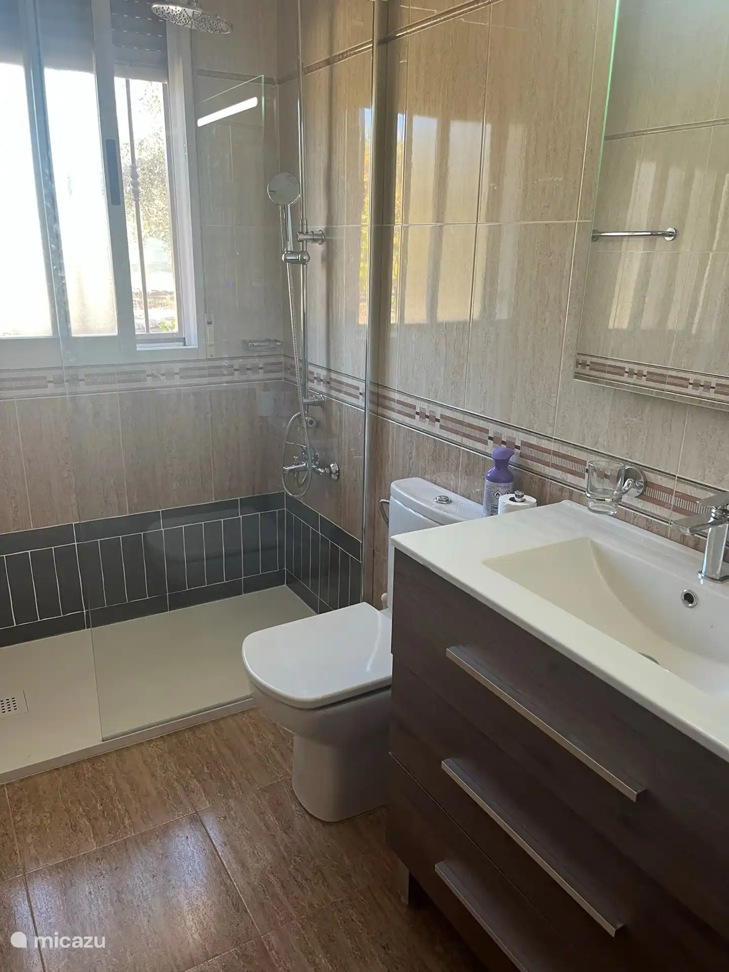 Salle de bain avec douche à l’italienne