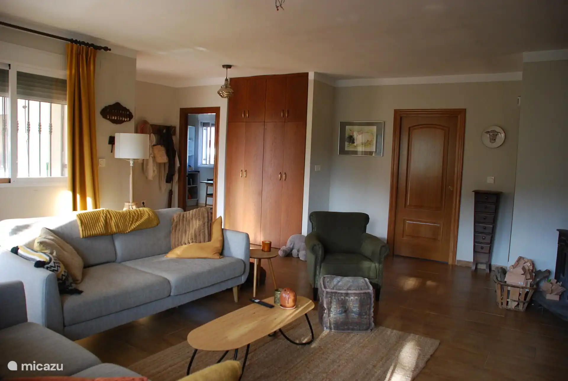 Salon confortable, 2,5 places, 2 places, fauteuil, TV, poêle à bois