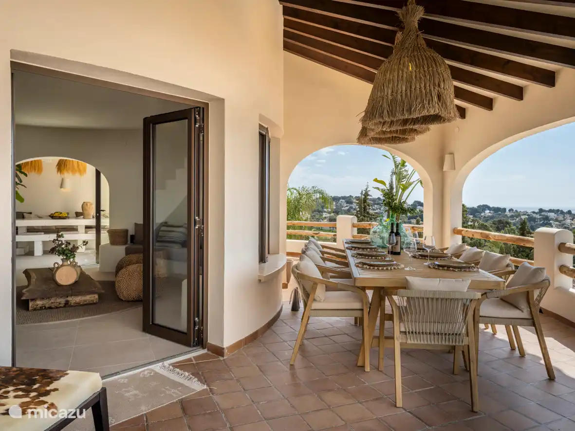 Doppeltür vom Wohnzimmer zur Naya, der Veranda