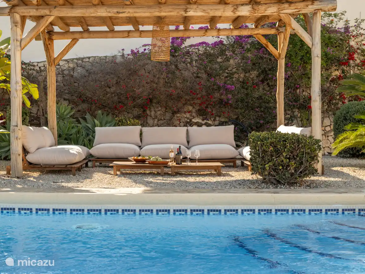 Loungebereich mit Pergola am Pool