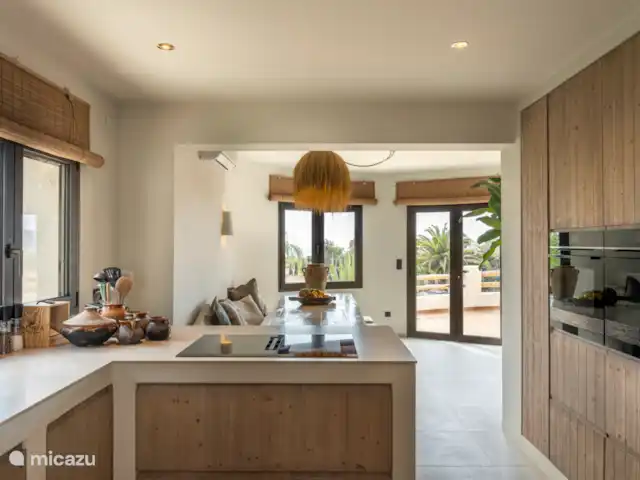 Casa Nassau Moraira / Benissa | Espagne, Costa Blanca, Benissa - villa Cuisine avec vue sur la mer et double porte donnant accès à la 'Naya', la véranda