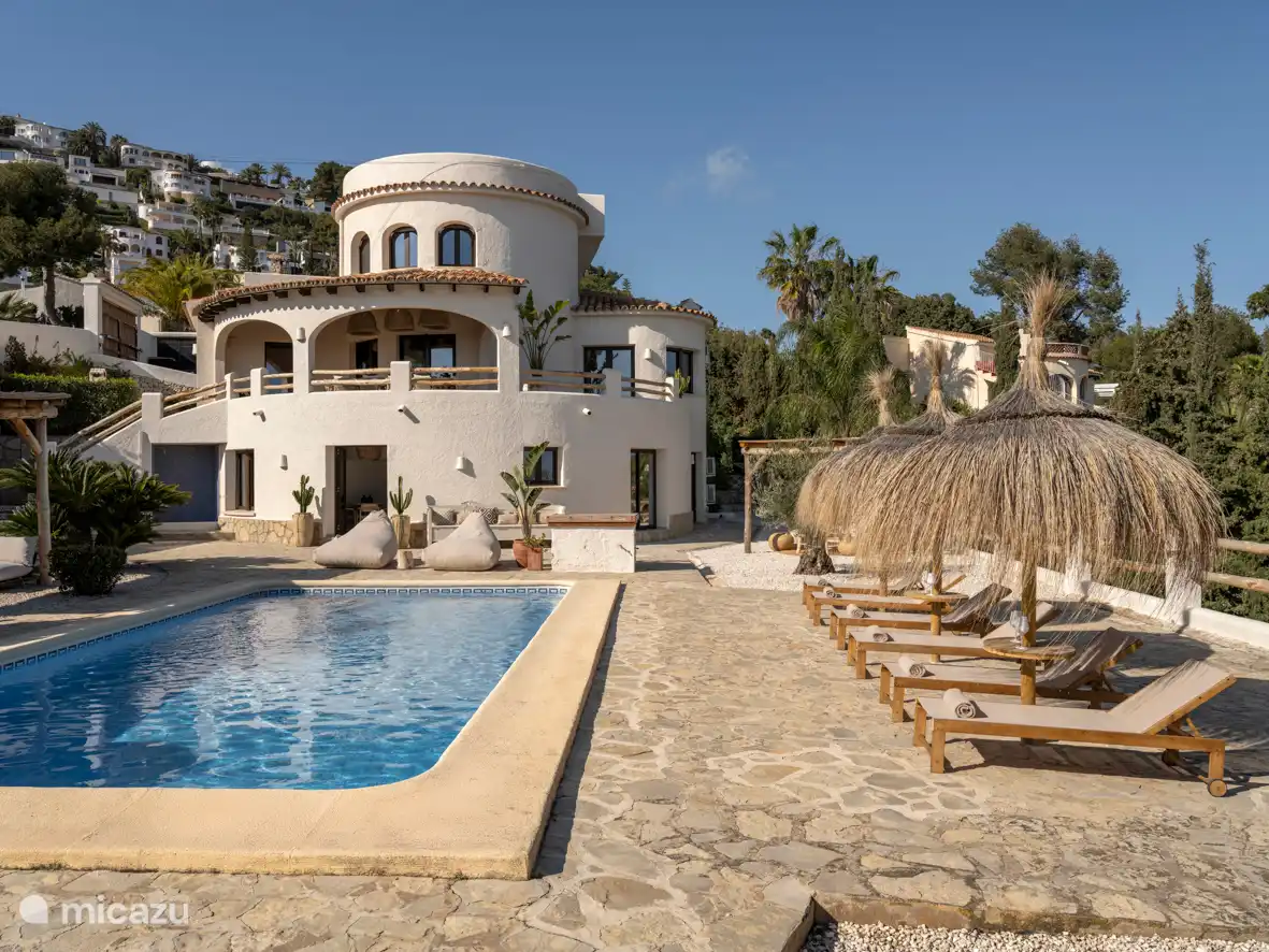 Schwimmbad mit 6 Sonnenliegen und 2 großen Sitzsäcken