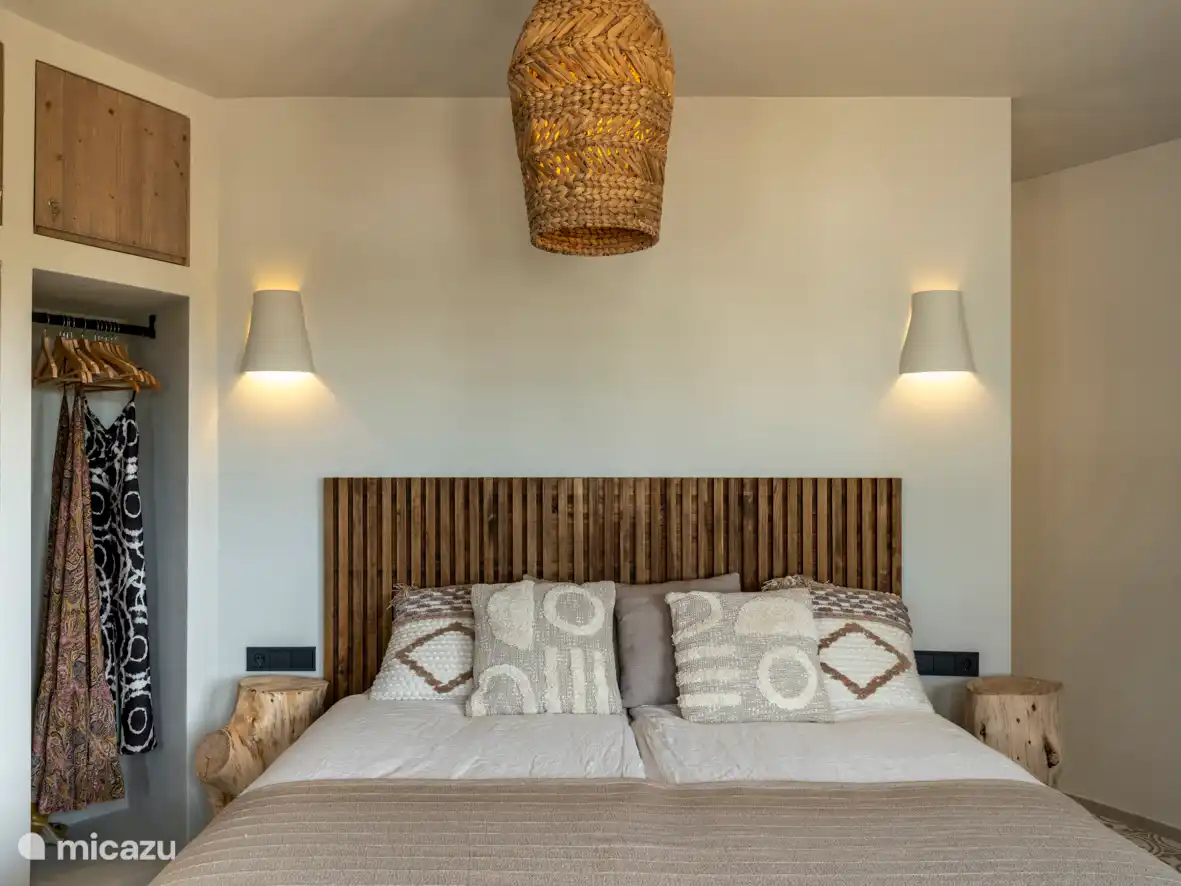 Schlafzimmer 1 im Turmzimmer mit schönem Meerblick und angrenzendem eigenem Bad