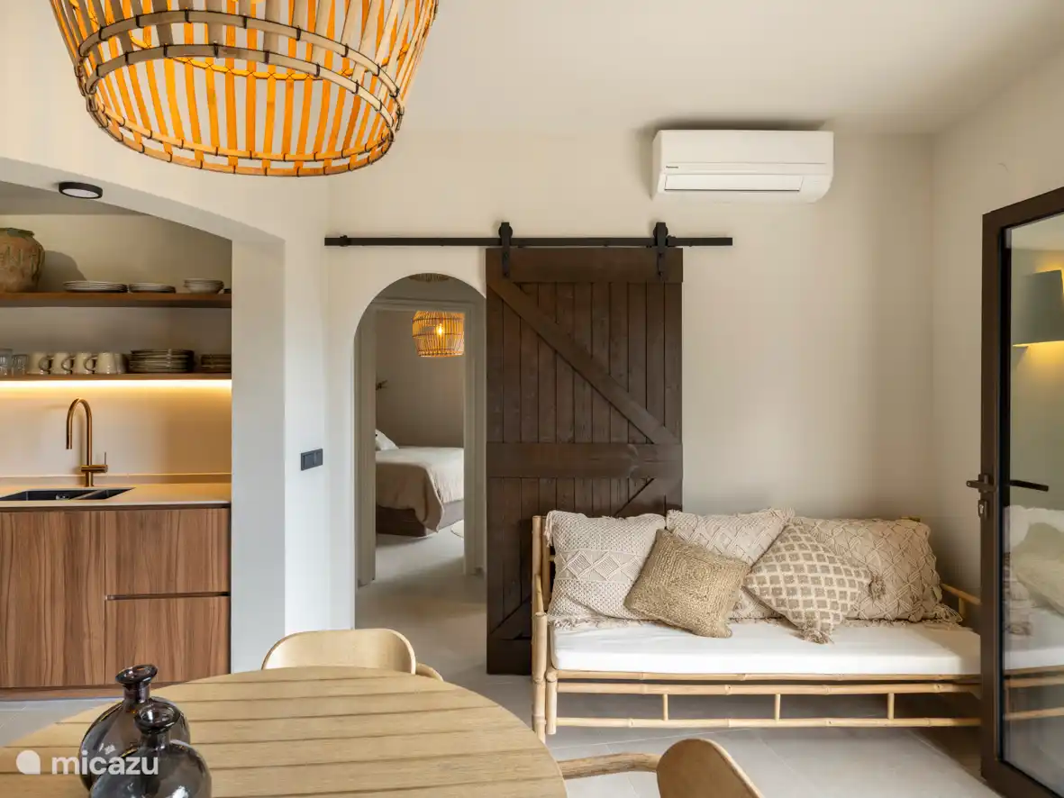 Wohnung direkt vom Garten aus zugänglich mit Swimmingpool im Erdgeschoss, mit Wohnzimmer, Küche, 2 Schlafzimmern und 1 Badezimmer