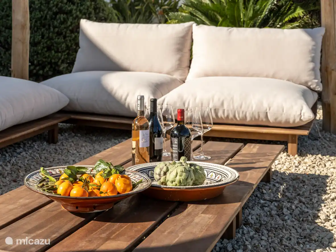 Überdachter Loungebereich mit verstellbaren Rückenlehnen