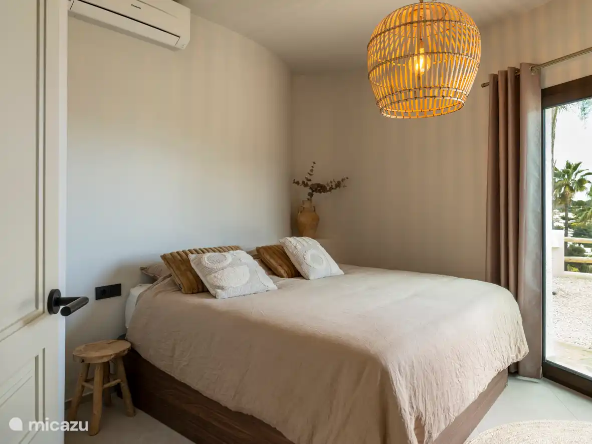 Schlafzimmer 4 in der Wohnung mit direktem Zugang zum Garten durch Schiebetür