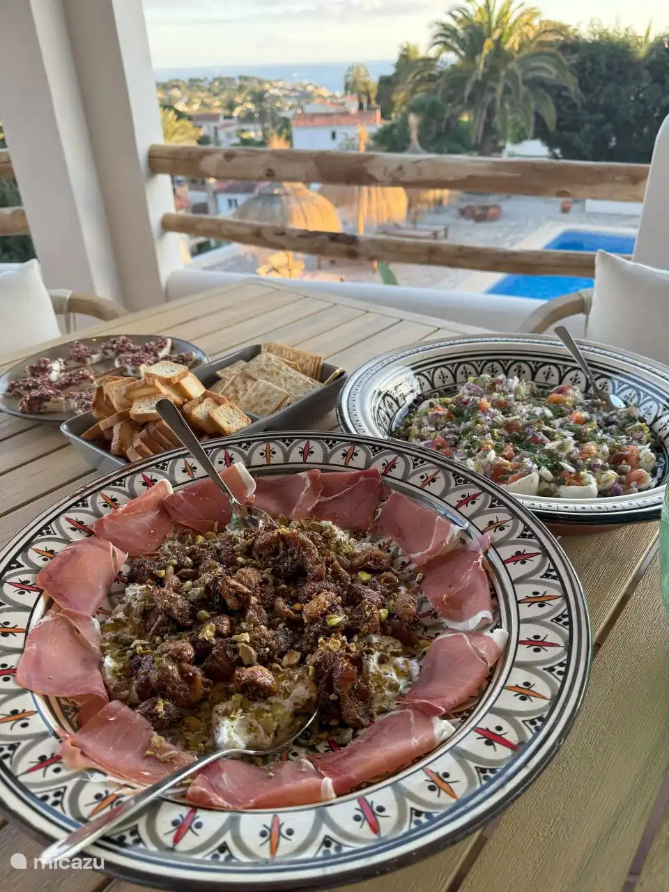 Eine große Küche und eine Veranda, die dazu einladen, leckeres Essen auf den Tisch zu bringen!