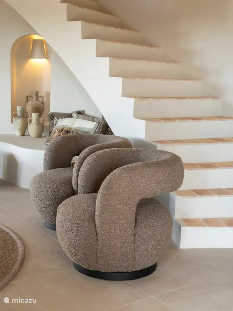 Wohnzimmer mit offener Terrakotta-Treppe zum Schlafzimmer 1 im Obergeschoss und der Treppe zum Dach