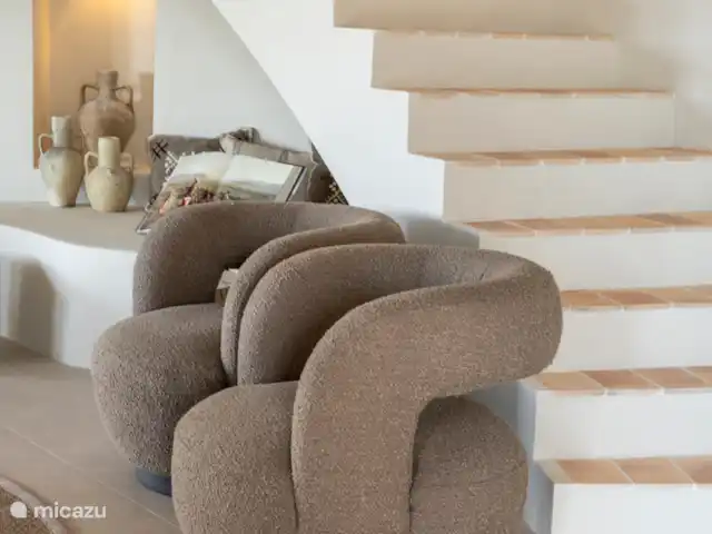 Casa Nassau Moraira / Benissa | Espagne, Costa Blanca, Benissa - villa Salon avec escalier ouvert en terre cuite menant à la chambre 1 à l’étage et les escaliers menant au toit