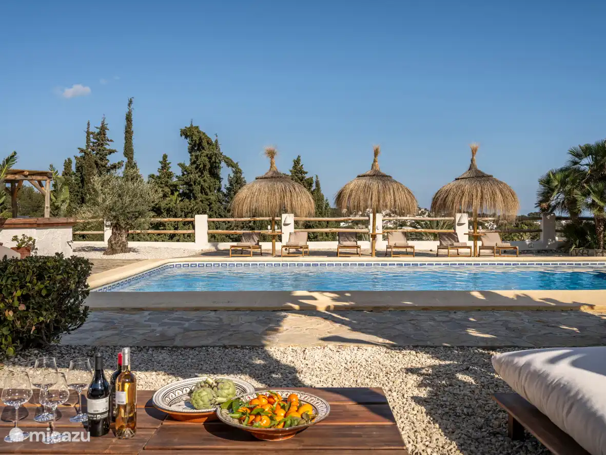 Blick auf den Pool vom Loungebereich aus