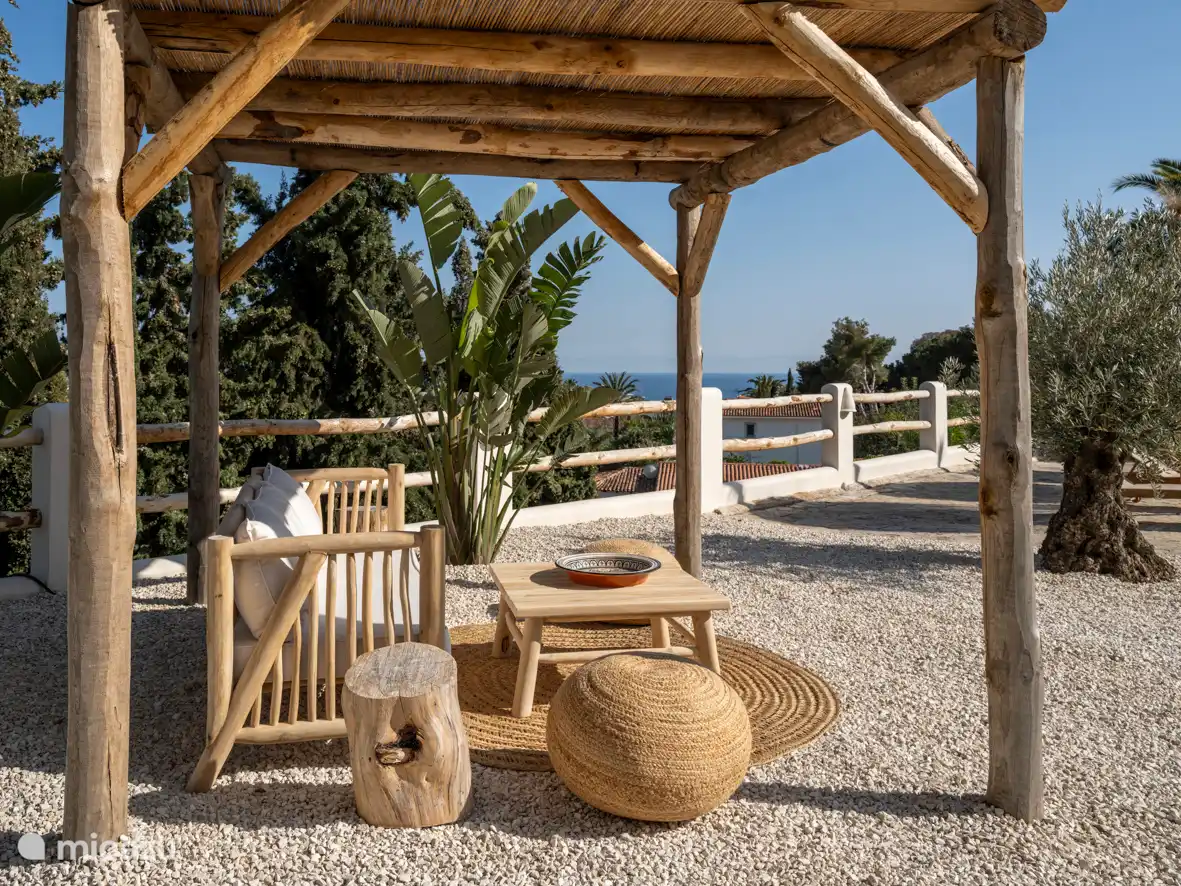 Pergola im Garten. Direkt zugänglich von Schlafzimmer 4 mit Meerblick und Poolblick. Köstlich zum Frühstück im Schatten oder zu einem Drink bei Sonnenuntergang.