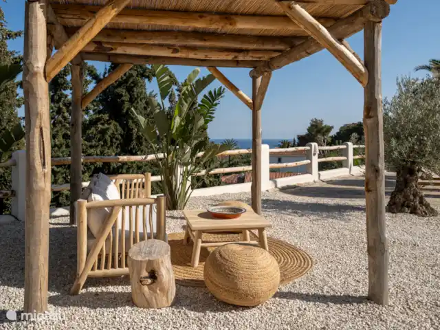 Casa Nassau Moraira / Benissa | Espagne, Costa Blanca, Benissa - villa Pergola dans le jardin. Directement accessible depuis la chambre 4 avec vue sur la mer et la piscine. Délicieux pour le petit déjeuner à l’ombre ou un verre au coucher du soleil.