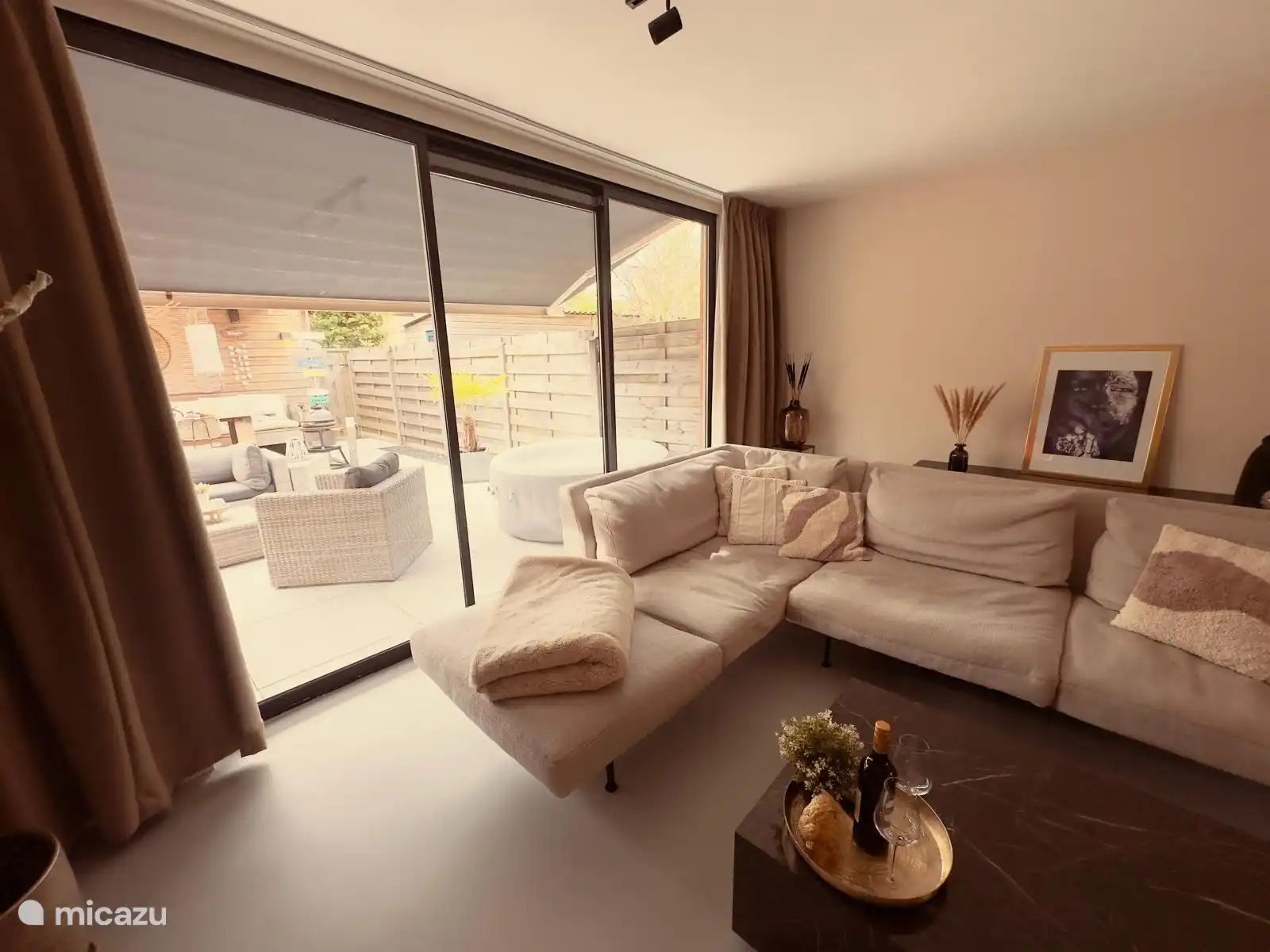 Wohnzimmer mit Gartenblick, Whirlpool