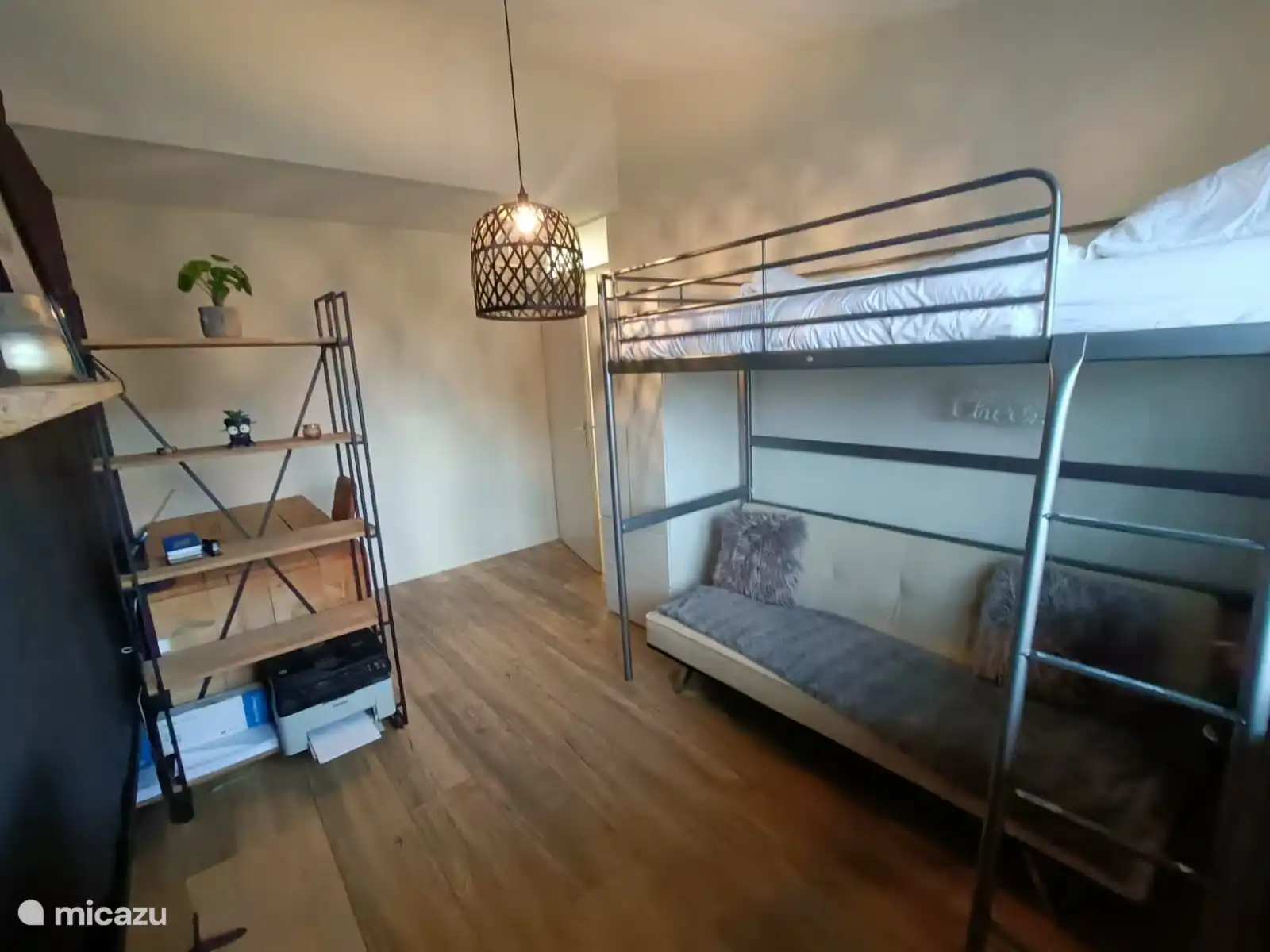 1. Stock: Schlafzimmer 2 mit Etagenbetten für 1 Person und unten ein Schlafsofa für bis zu 2 Personen. 