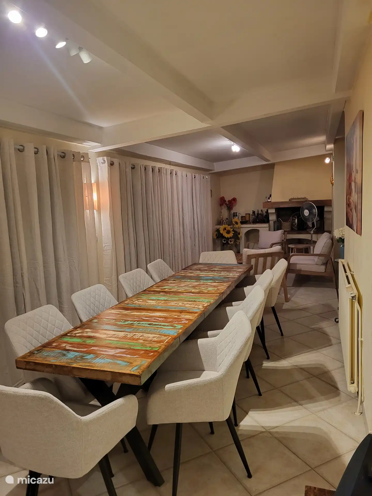 's avonds met zijn allen aan tafel