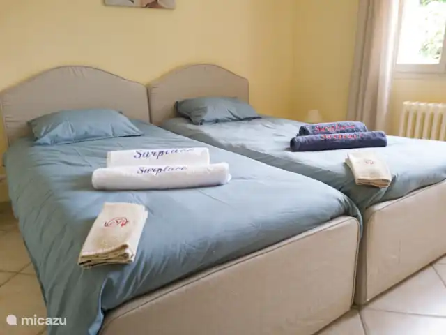 Sur Place | France, Var, Carcès - villa chambre avec ventilateur de plafond